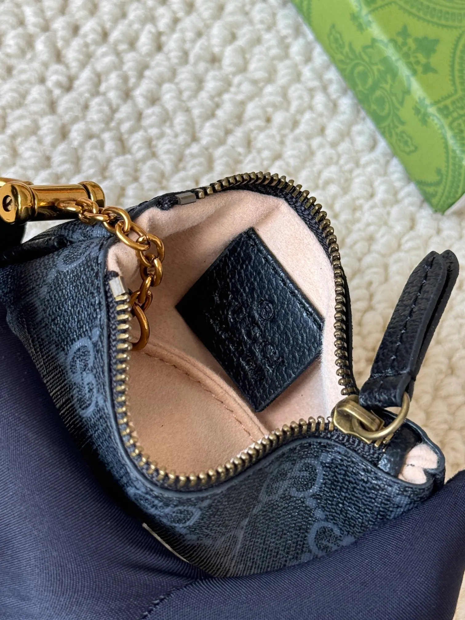💰140 gucci new small coin purse ~ lipstick bag! Cowhide + PVC with exquisite original factory hardware! Flexible and unique hook buckle, small and exquisite, with great effect. Model: 671722, size: 12x7.5x1.5cm.