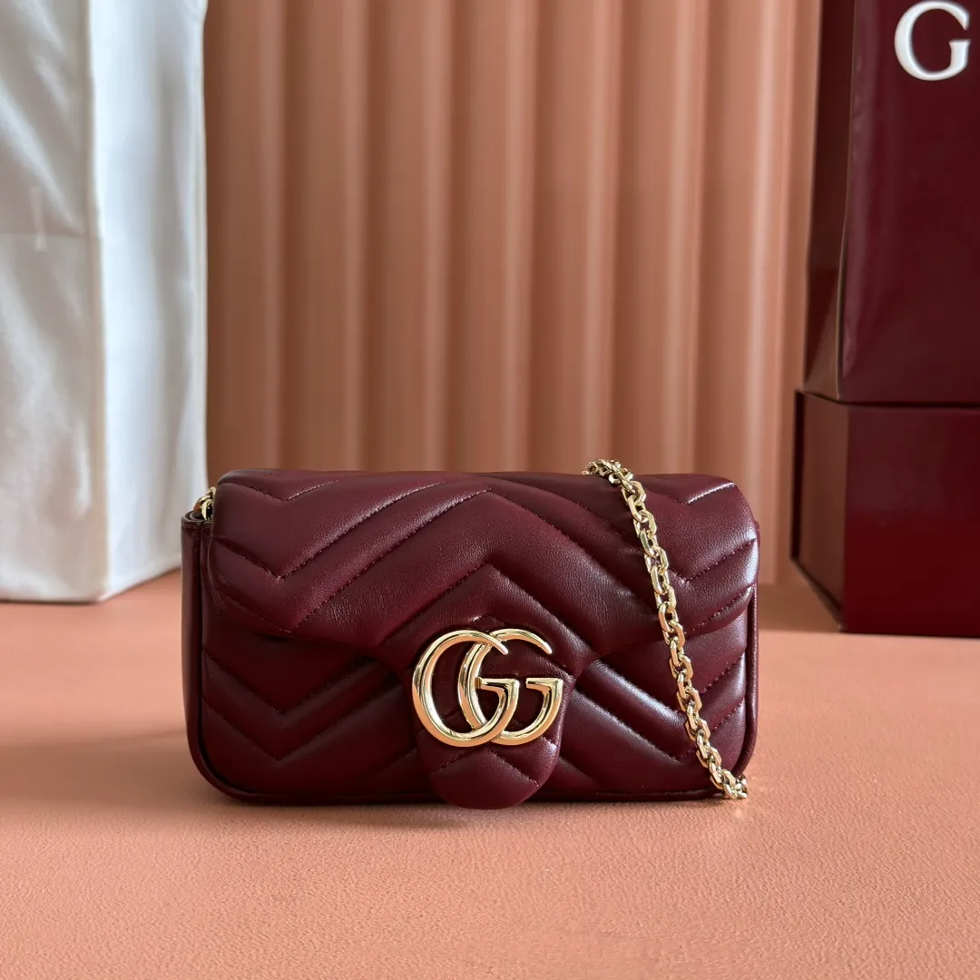 p900💋💋💋【Original leather configuration counter complete package】The brand's iconic GG Marmont series is ingeniously integrated with double G-shaped accessories and faceted chain straps, and soft leather is selected to create a soft-lined bag shape. This mini bag is embellished with the brand's archive logo, which debuted in the 1970s. Black V-shaped Matelassé sheepskin. Silver-tone hardware. Silver-tone hardware. Double G. Chain shoulder strap (60 cm high). Magnetic snap closure. Weight: approx. 0.35 kg. Ident number: 841290. Dimensions: 16.5cm (width) x 9.5cm (height) x 4.5cm (depth) Color: Encore full leather/original leather. Made in Italy