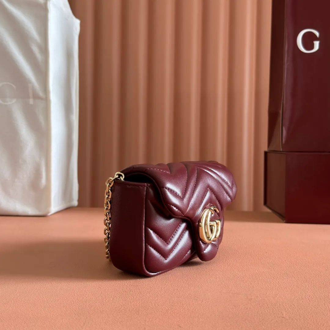 p900💋💋💋【Original leather configuration counter complete package】The brand's iconic GG Marmont series is ingeniously integrated with double G-shaped accessories and faceted chain straps, and soft leather is selected to create a soft-lined bag shape. This mini bag is embellished with the brand's archive logo, which debuted in the 1970s. Black V-shaped Matelassé sheepskin. Silver-tone hardware. Silver-tone hardware. Double G. Chain shoulder strap (60 cm high). Magnetic snap closure. Weight: approx. 0.35 kg. Ident number: 841290. Dimensions: 16.5cm (width) x 9.5cm (height) x 4.5cm (depth) Color: Encore full leather/original leather. Made in Italy