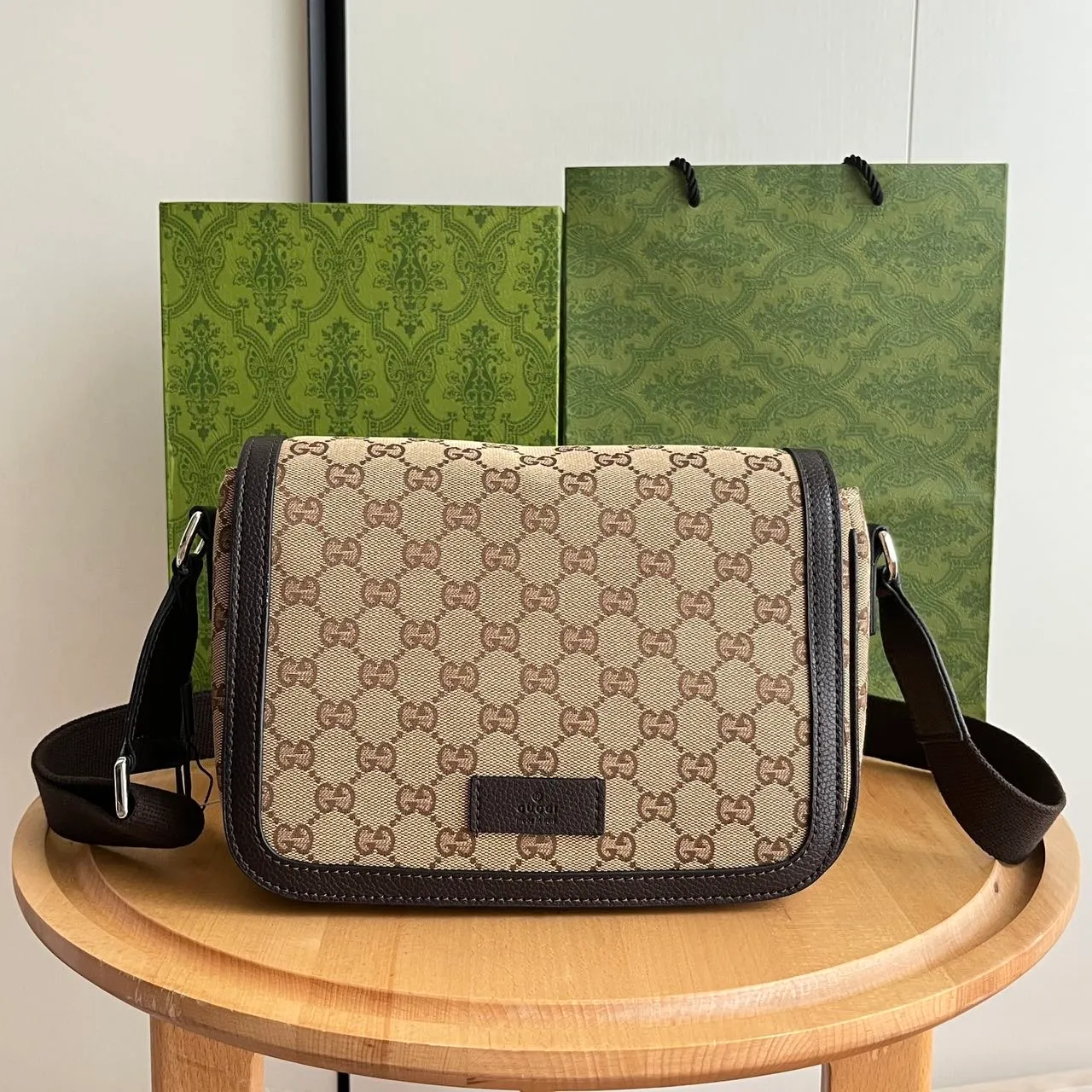 Actual shot #💰280 Model: 449172 Khaki Size: 28x20x9cm Gucci’s new flat messenger bag, carefully crafted from soft high-grade canvas fabric! Simple design combined with the brand’s classic logo! Shoulder straps🉑️Adjustable✅Super capacity, same style for men and women