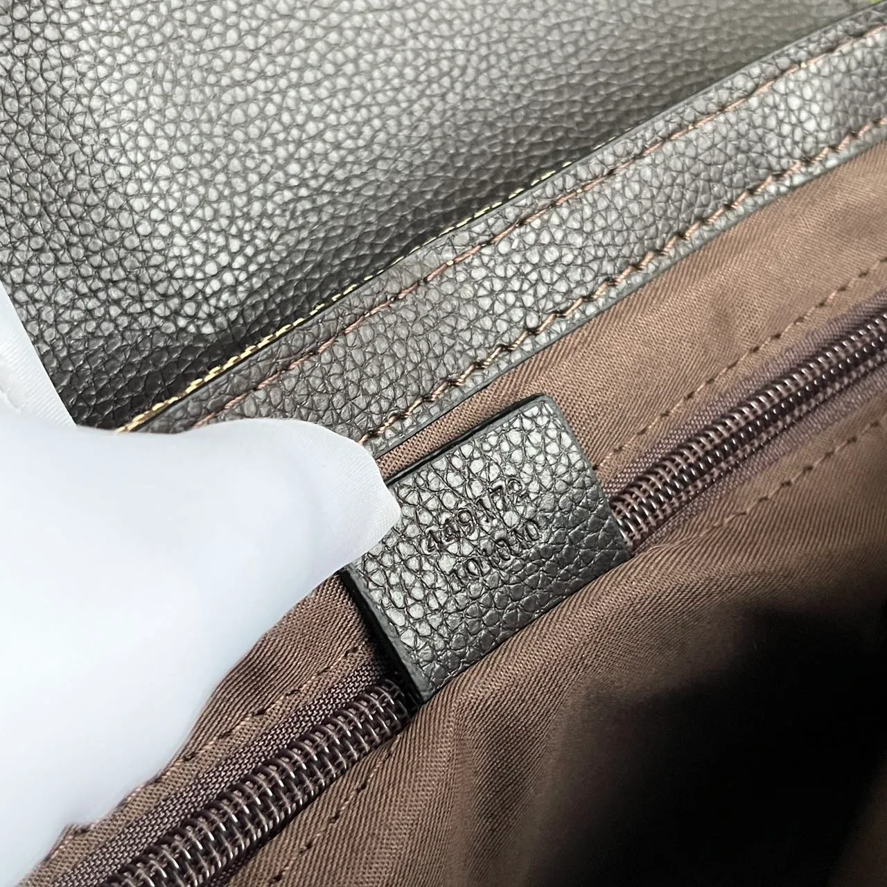 Actual shot #💰280 Model: 449172 Khaki Size: 28x20x9cm Gucci’s new flat messenger bag, carefully crafted from soft high-grade canvas fabric! Simple design combined with the brand’s classic logo! Shoulder straps🉑️Adjustable✅Super capacity, same style for men and women