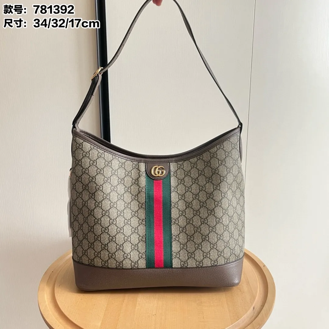 Actual shot #💰300 Model 781392 Large Size 34/32/17cm Gucci Ophidia hobo underarm bag Today’s aura is given by hobo! ! ! This bag really blends into daily life, casual and fashionable. The bag has a large capacity but is light and compact, which can be very suitable for daily outings. The shoulder straps are longer than ordinary armpit bags and can be adjusted. I fell in love at first sight and can be used fashionably at the same time!