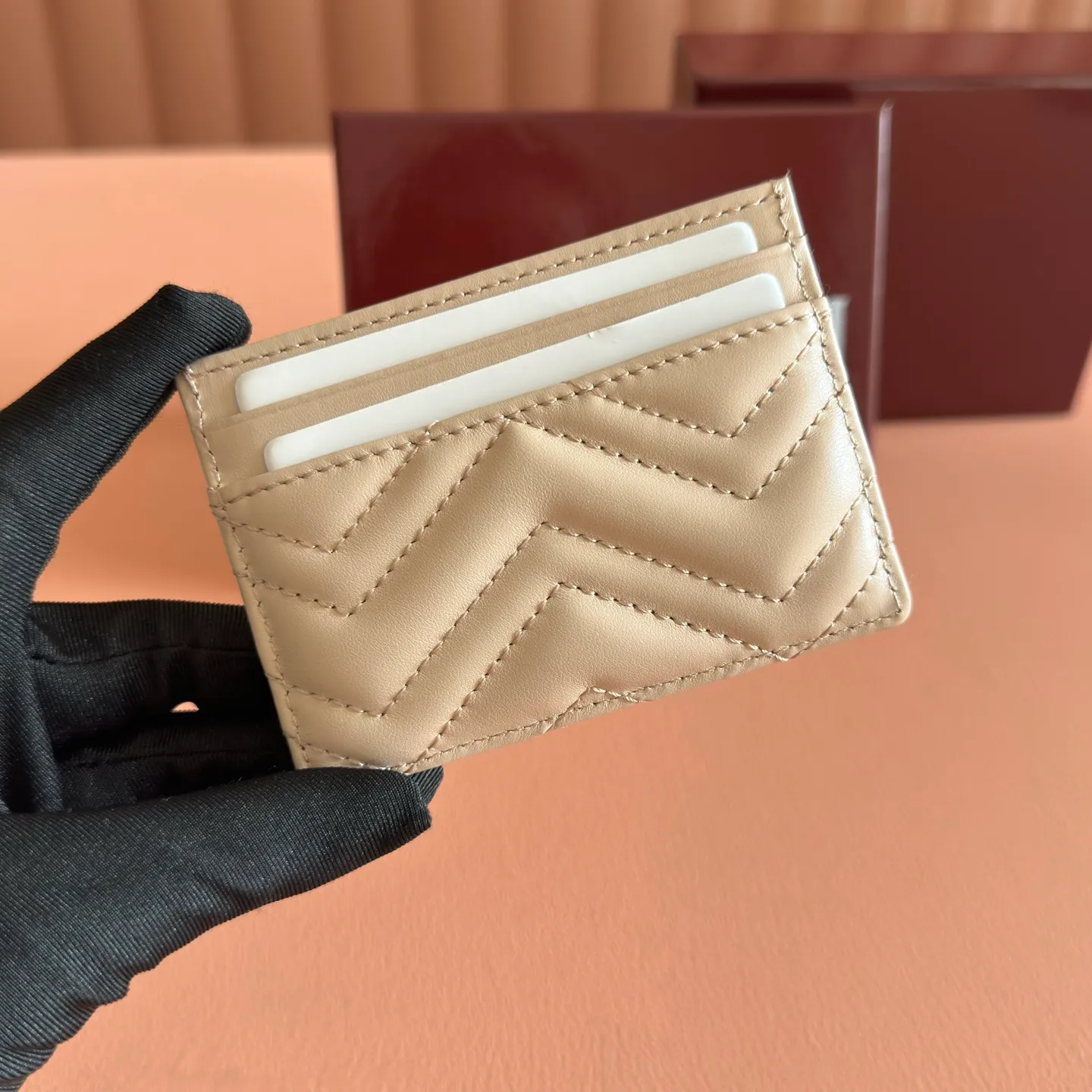 p280. 📣📣📣【Original leather accessories🌈(Cdfmall Sanya Duty Free Shop Handbag)🔥🔥 GG Marmont series quilted card holder. Gucci's classic small accessories continue to inject new vitality into the brand's evolving aesthetic concept. As a masterpiece of the 2023 spring and summer series, the leather goods series is presented in rose beige, and the delicate and elegant tone announces the arrival of the new season. It is elegantly presented in the Marmont collection card holder, with matching accessories in rose beige V-shaped matelassé leather, brass hardware with rose beige ceramic effect finish, moiré fabric lining Double G, four card compartments. Dimensions: 10 cm (W) x 7 cm (H) Color: Pink light gold/G Original leather.