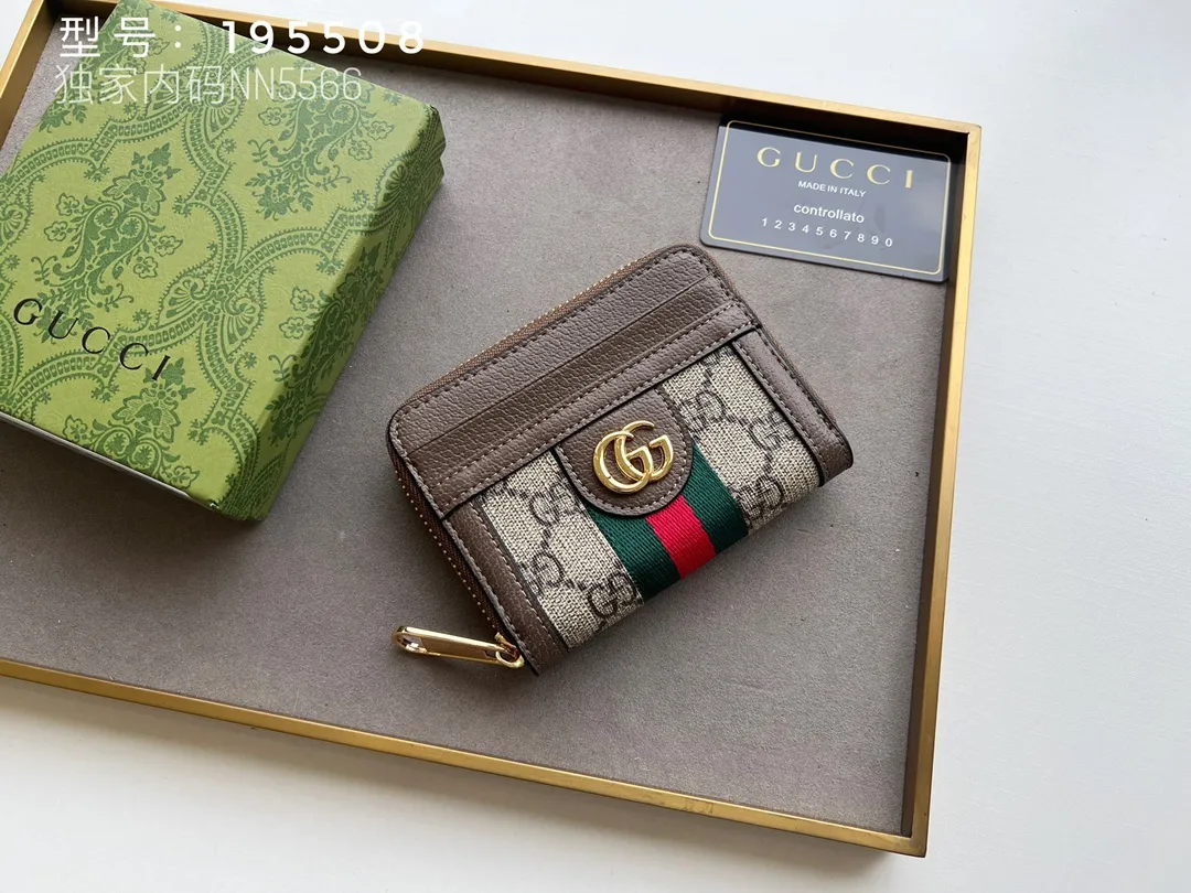 💰140 Top Original 💎 Spring/Summer Series# Newly launched this Gucci 1955 horsebit card holder made of GG Supreme high-grade artificial canvas and brown leather. This series adopts the same double-ring and long strip design as the handbags. This detail is inspired by the brand’s equestrian roots. It is one of Gucci’s classic heritage and one of the brand’s most representative symbolic elements. Model: 195508 Size: 11.5x8.5x3