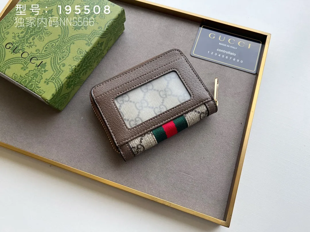 💰140 Top Original 💎 Spring/Summer Series# Newly launched this Gucci 1955 horsebit card holder made of GG Supreme high-grade artificial canvas and brown leather. This series adopts the same double-ring and long strip design as the handbags. This detail is inspired by the brand’s equestrian roots. It is one of Gucci’s classic heritage and one of the brand’s most representative symbolic elements. Model: 195508 Size: 11.5x8.5x3