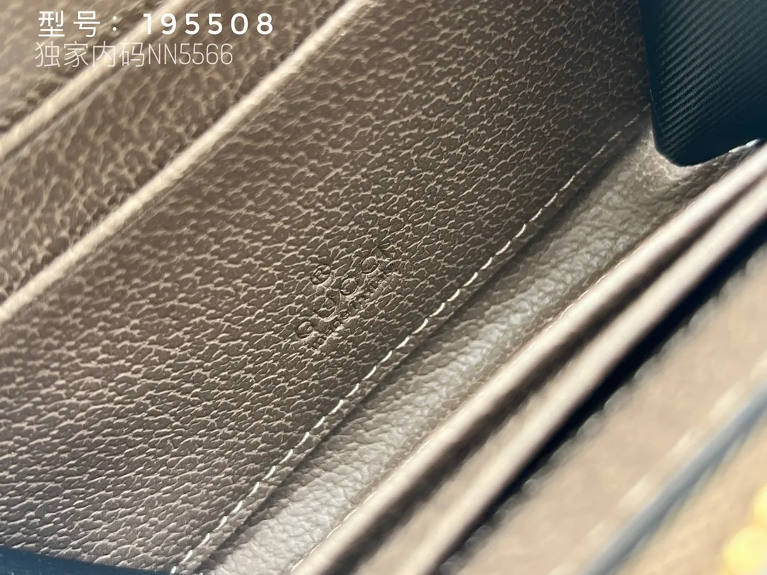 💰140 Top Original 💎 Spring/Summer Series# Newly launched this Gucci 1955 horsebit card holder made of GG Supreme high-grade artificial canvas and brown leather. This series adopts the same double-ring and long strip design as the handbags. This detail is inspired by the brand’s equestrian roots. It is one of Gucci’s classic heritage and one of the brand’s most representative symbolic elements. Model: 195508 Size: 11.5x8.5x3