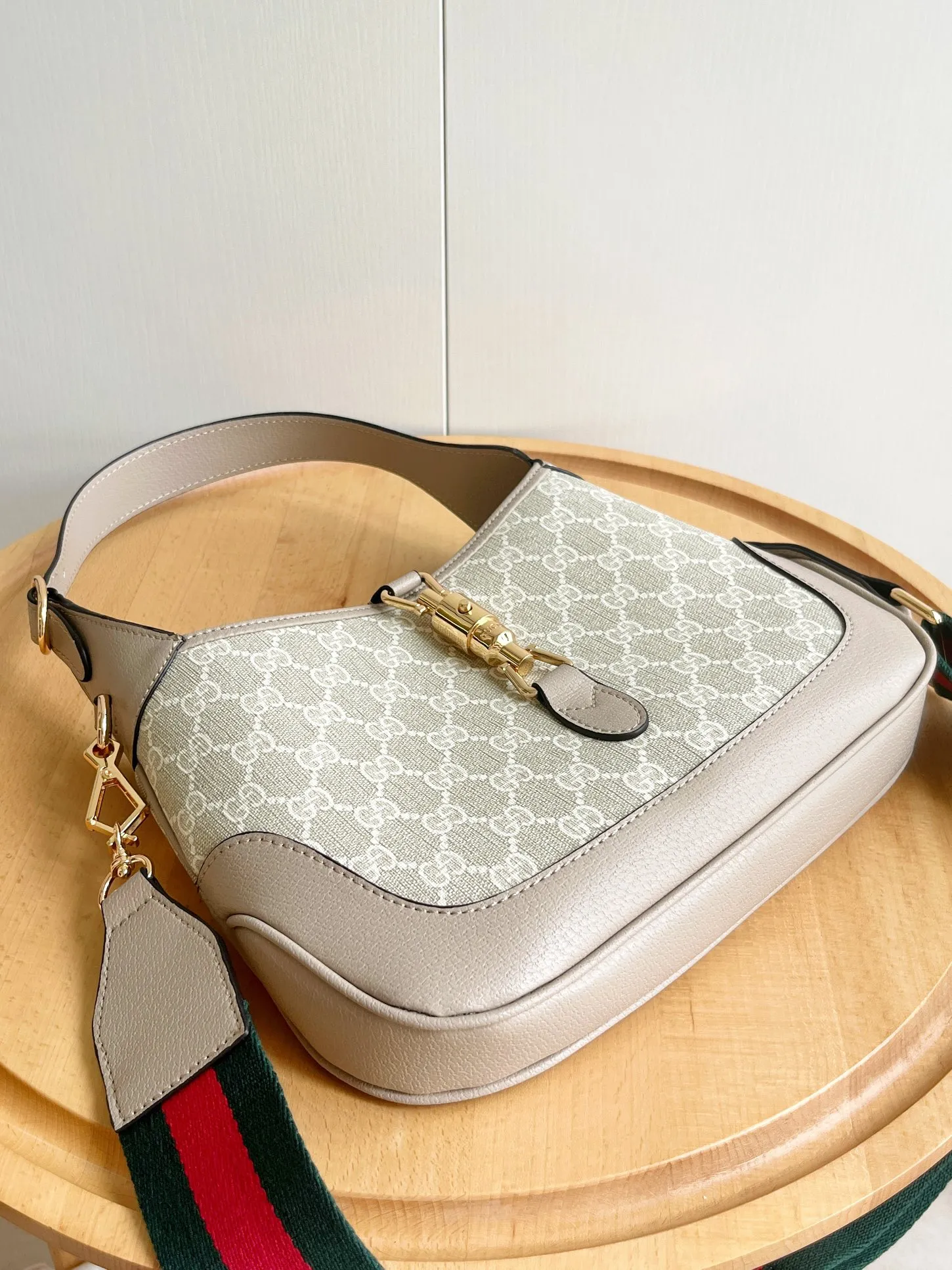 Actual shot #💰340 (double shoulder straps) Model: 678843. Upgraded version Size: 28x 19x 4.5cm.   💕💕Gucci UN3AG 1294 product details. Gucci's "Aria-Fashion Aria" series uses modern techniques to reinterpret classics. The Jackie 1961 series has launched a new rectangular tote bag with soft texture and flexible structure. The archive design is paired with logo details such as the all-over GG pattern and striped webbing, and exquisite accessories pay tribute to Gucci's heritage. This small bag is trimmed in black leather and features the collection's signature gold-toned push-lock hardware. Black and ivory GG denim jacquard. Black leather trim.