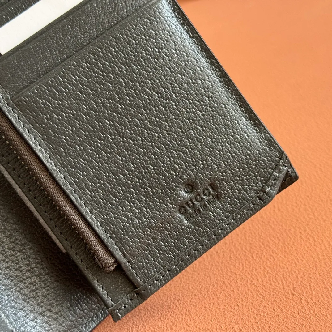 p420. 💋💋💋【With full set of original green box packaging】‼ ️Ophidia series GG long wallet The new series presents thin and compact small leather goods, with ingenuity and the main color matching, making the classic GG logo embellishment on the bag full of style. Featuring multiple card compartments and pockets, this long wallet is crafted in blue and embellished with silver-toned Double G-shaped accessories to complete the design. Blue and navy GG Supreme canvas Dark blue leather trim Silver-tone hardware Moiré fabric lining Double G Interior: Sixteen card compartments, one zip pocket and three open pockets Dimensions when closed: 19cm (L) x 10cm (W) x 2cm (D); open: 19cm (L) x 20.5cm (W) Weight: approx. 0.148kg Ident number: 791746. Dimensions: 19 (length) x 10 (width) x 2 cm (thickness) Color: blue/pvc. Made in Italy