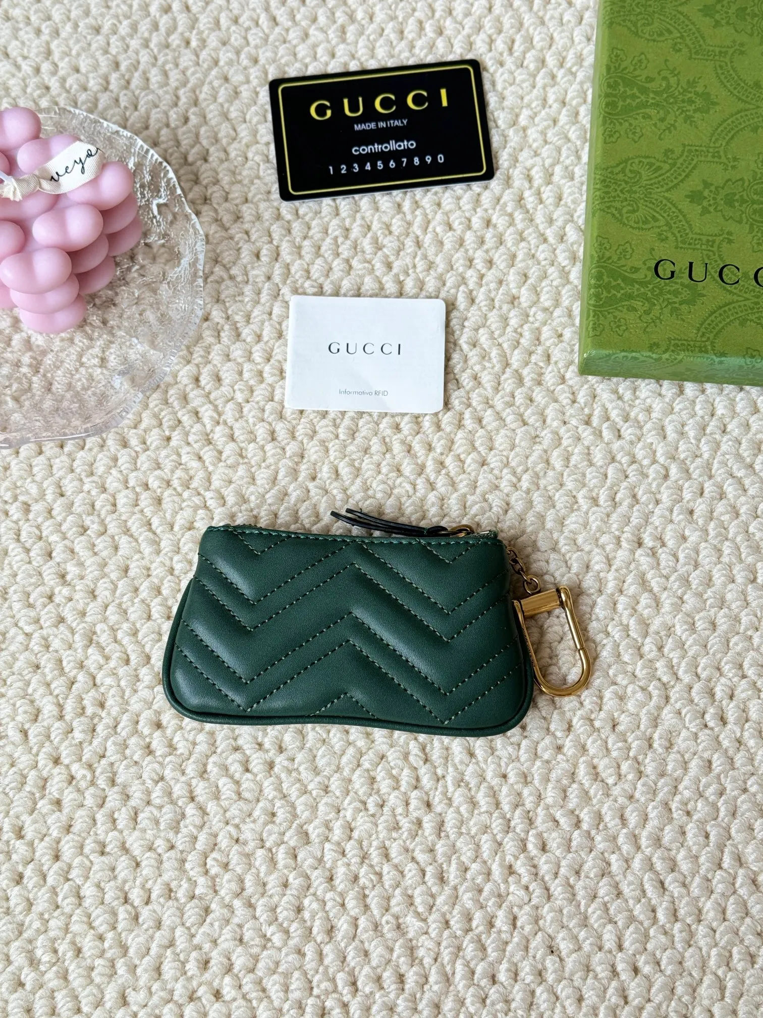 💰140 GUCCI’s new small coin purse is made of calf leather with embroidered wavy pattern, and is matched with exquisite original factory bronze double G hardware and flexible and unique hook buckle. It is small and exquisite, but has great effect. Model: 671773 Size: 12.5x7x1.5cm