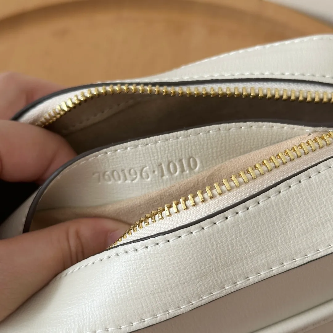 Actual shot #💰260 Style number: 760196 white leather Size: 20✖️13✖️6cm 𝗚𝘂𝗰𝗰𝗶 𝗛𝗼𝗿𝘀𝗲𝗯𝗶𝘁 𝟭𝟵𝟱𝟱 camera bag The classic horsebit and retro style can be matched casually without going wrong. The size is invincible and friendly~ A cute toast bun shape🍞Not too big, not too small, just right! The length of the shoulder strap can be adjusted with a pin buckle for cross-body wear, and the capacity also meets daily needs~
