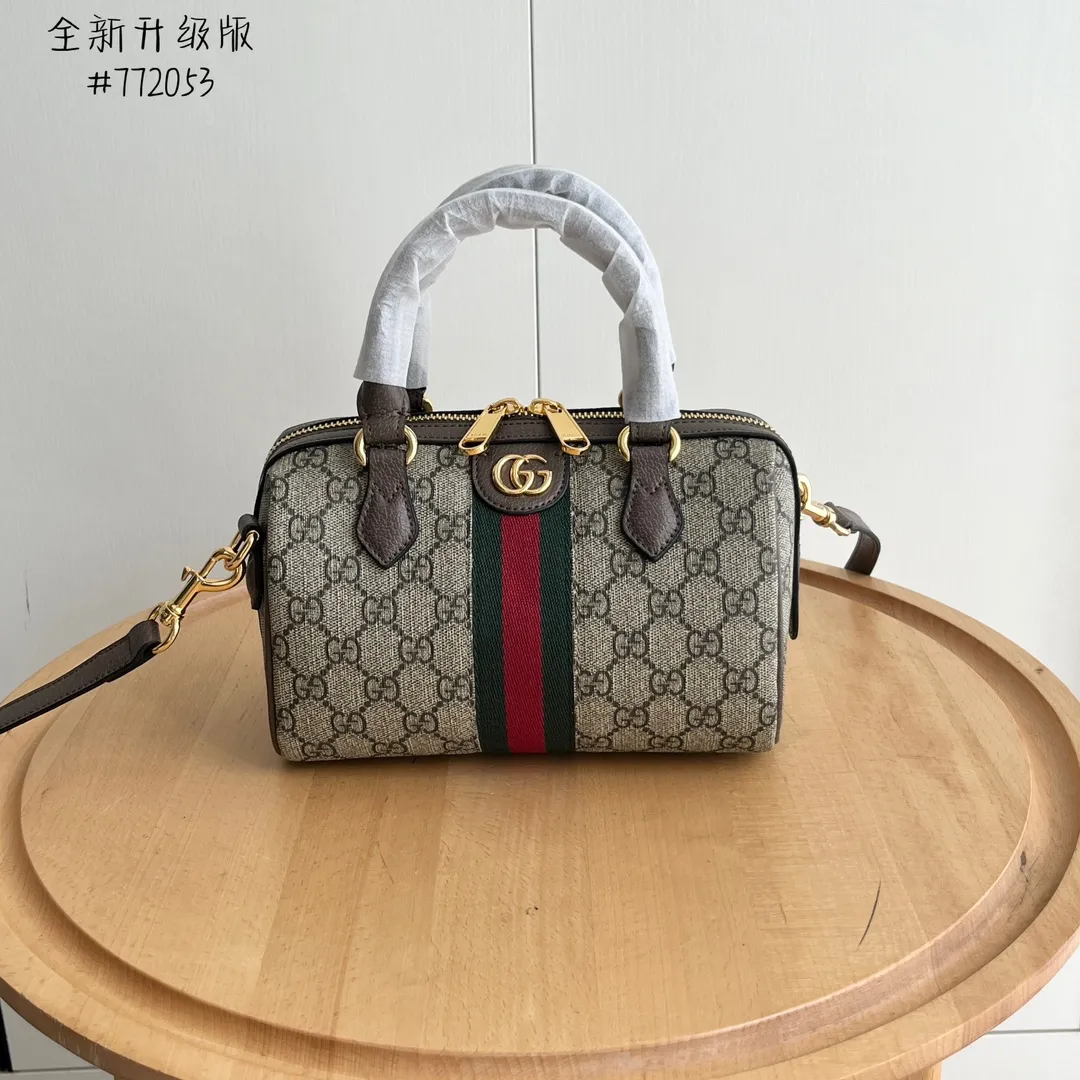 Upgraded version of real shot #💰320 Model: 772053. Dimensions: 14 (length) x 21.5 (width) x 11.5cm (thickness) As a brand classic, GG Supreme canvas has become an iconic fabric in the Gucci design world. The fabric appears frequently in the brand's new collections and is reinterpreted through the Gucci aesthetic perspective. This mini tote is embellished with the brand's signature monogram throughout. The classic interlocking G-shaped accessories add branding charm to this piece.