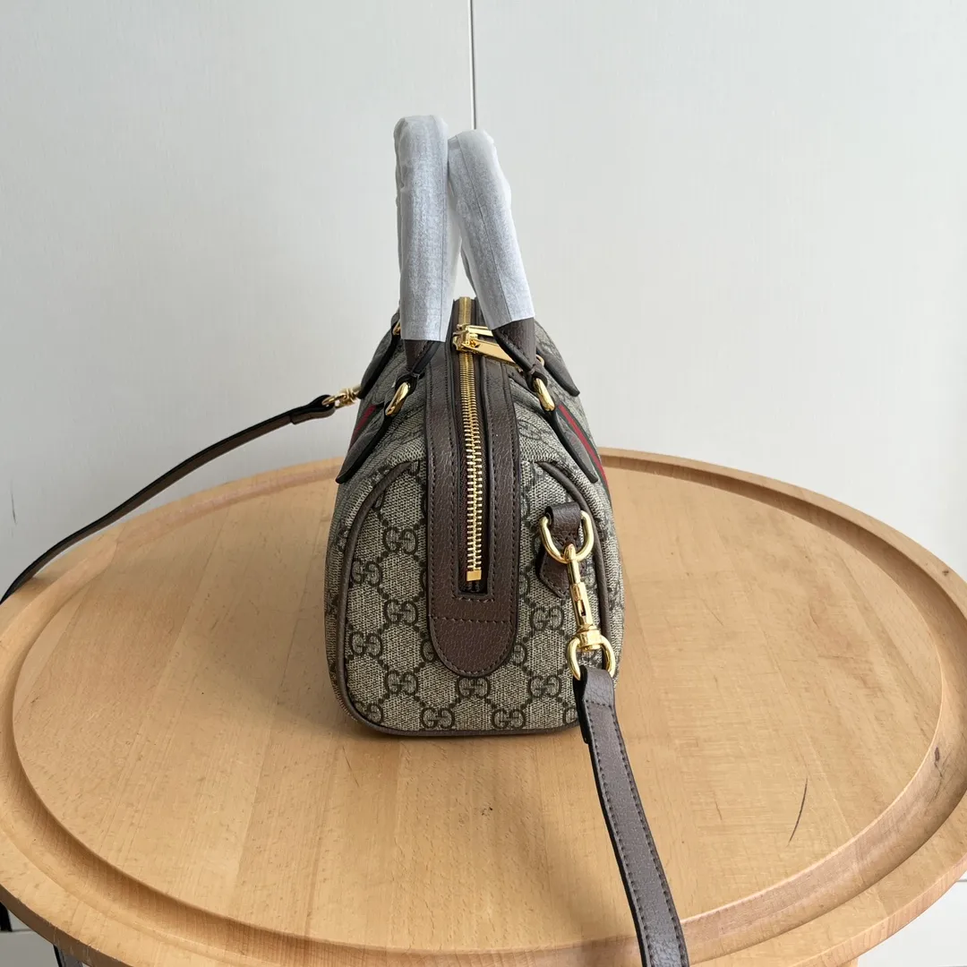 Upgraded version of real shot #💰320 Model: 772053. Dimensions: 14 (length) x 21.5 (width) x 11.5cm (thickness) As a brand classic, GG Supreme canvas has become an iconic fabric in the Gucci design world. The fabric appears frequently in the brand's new collections and is reinterpreted through the Gucci aesthetic perspective. This mini tote is embellished with the brand's signature monogram throughout. The classic interlocking G-shaped accessories add branding charm to this piece.
