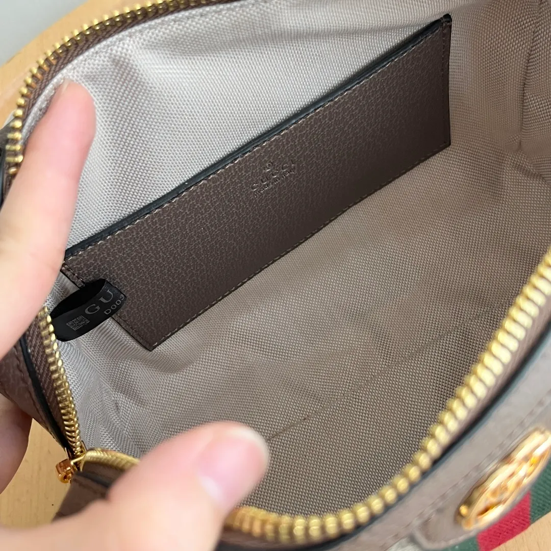 Upgraded version of real shot #💰320 Model: 772053. Dimensions: 14 (length) x 21.5 (width) x 11.5cm (thickness) As a brand classic, GG Supreme canvas has become an iconic fabric in the Gucci design world. The fabric appears frequently in the brand's new collections and is reinterpreted through the Gucci aesthetic perspective. This mini tote is embellished with the brand's signature monogram throughout. The classic interlocking G-shaped accessories add branding charm to this piece.