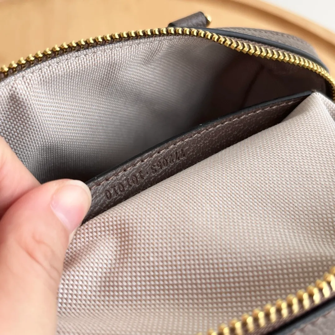 Upgraded version of real shot #💰320 Model: 772053. Dimensions: 14 (length) x 21.5 (width) x 11.5cm (thickness) As a brand classic, GG Supreme canvas has become an iconic fabric in the Gucci design world. The fabric appears frequently in the brand's new collections and is reinterpreted through the Gucci aesthetic perspective. This mini tote is embellished with the brand's signature monogram throughout. The classic interlocking G-shaped accessories add branding charm to this piece.