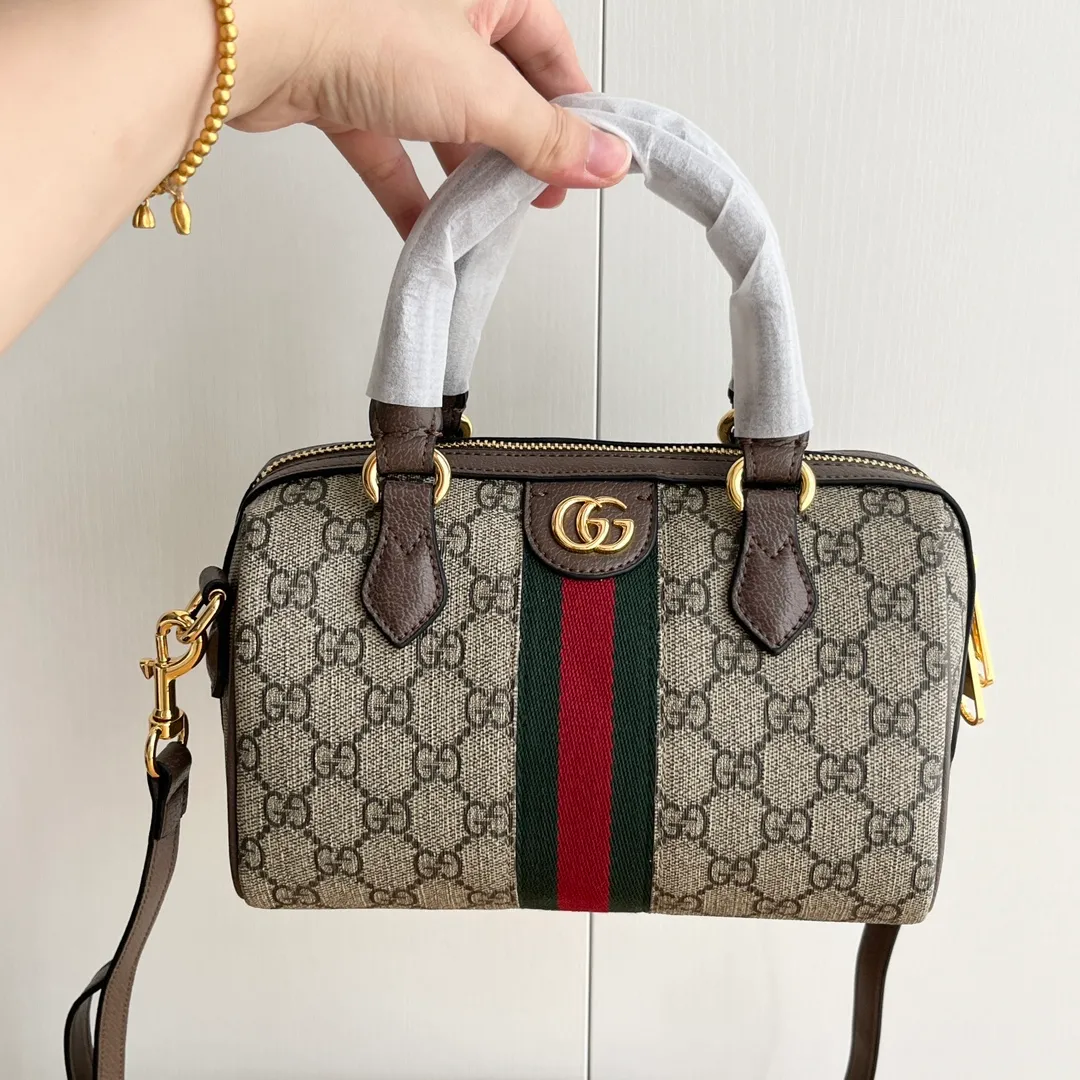 Upgraded version of real shot #💰320 Model: 772053. Dimensions: 14 (length) x 21.5 (width) x 11.5cm (thickness) As a brand classic, GG Supreme canvas has become an iconic fabric in the Gucci design world. The fabric appears frequently in the brand's new collections and is reinterpreted through the Gucci aesthetic perspective. This mini tote is embellished with the brand's signature monogram throughout. The classic interlocking G-shaped accessories add branding charm to this piece.