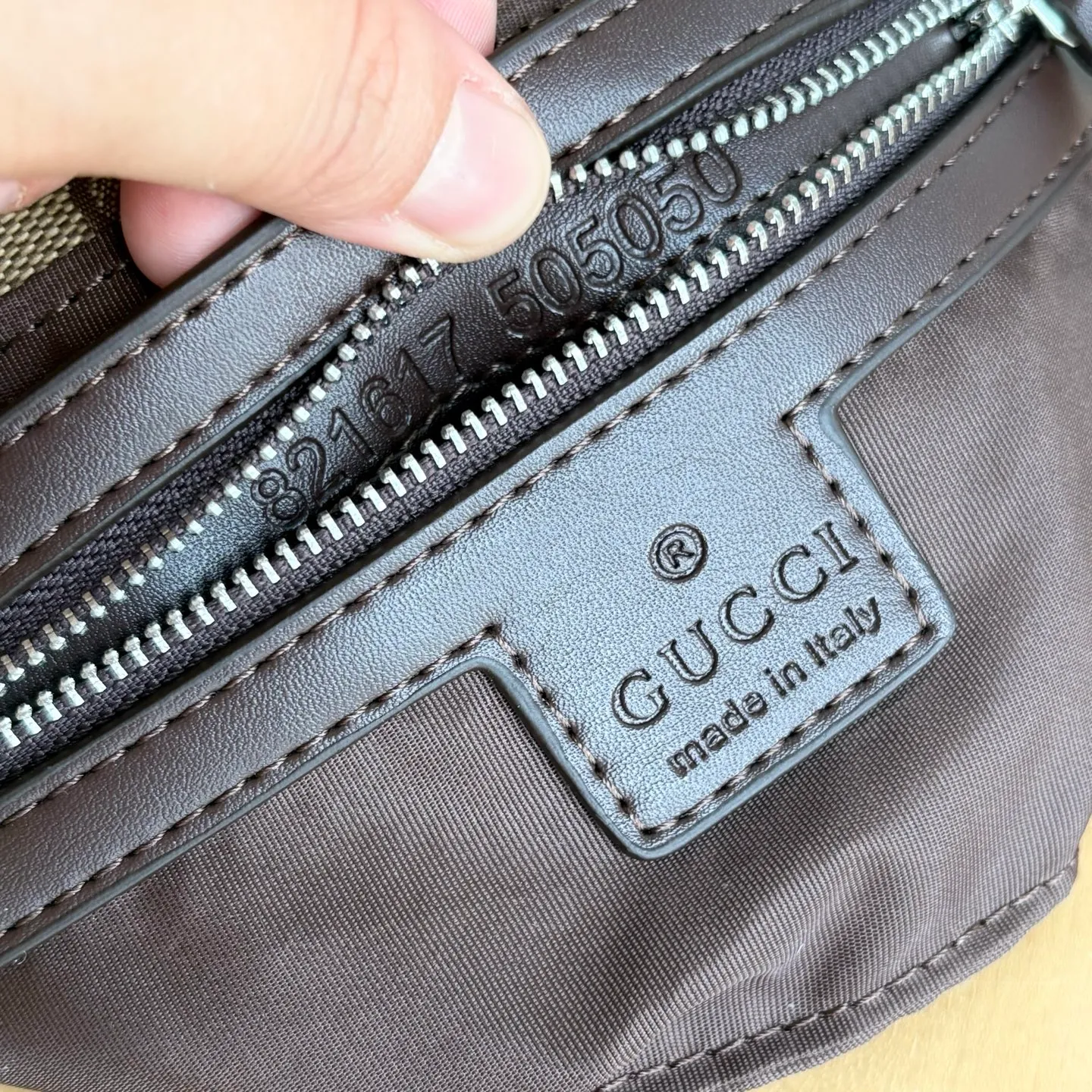 Upgraded version of real shot #💰300 Style number: 821617 Size: 19/15/7cm 2025 spring and summer series new canvas bag small size adopts a soft yet crisp shape, smooth texture, magnetic buckle flap opening and closing is convenient and easy to use👍 Gucci printed logo on the back Crossbody shoulder strap shape is more versatile