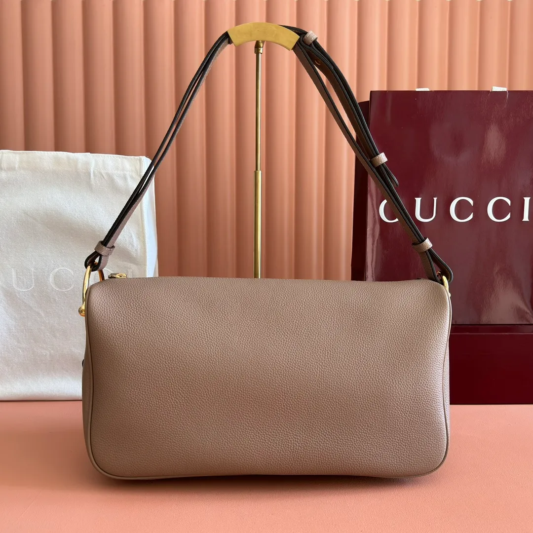 p1340💋💋💋【With full set of original counter packaging】The Gucci Half Horsebit series is newly presented, reinterpreting one of the brand's most iconic elements in a modern style. The collection cleverly combines relaxed silhouettes with the iconic half-horsebit hardware, which gives rise to its name. Brown grained soft leather Gold-tone hardware Brown cotton and linen blend lining Half horsebit closure Interior: One open pocket Adjustable cowhide leather shoulder strap (height: 33cm - 38cm) Zip closure Ident number: 862530. Dimensions: 38cm (W) x 20cm (H) x 15cm (D) Weight: Approx. 0.95kg Colour: Taupe/Full Leather.