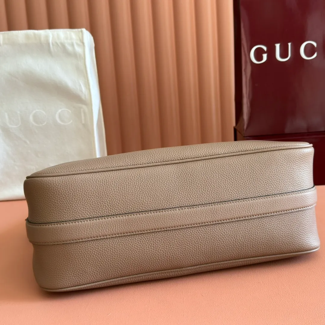 p1340💋💋💋【With full set of original counter packaging】The Gucci Half Horsebit series is newly presented, reinterpreting one of the brand's most iconic elements in a modern style. The collection cleverly combines relaxed silhouettes with the iconic half-horsebit hardware, which gives rise to its name. Brown grained soft leather Gold-tone hardware Brown cotton and linen blend lining Half horsebit closure Interior: One open pocket Adjustable cowhide leather shoulder strap (height: 33cm - 38cm) Zip closure Ident number: 862530. Dimensions: 38cm (W) x 20cm (H) x 15cm (D) Weight: Approx. 0.95kg Colour: Taupe/Full Leather.