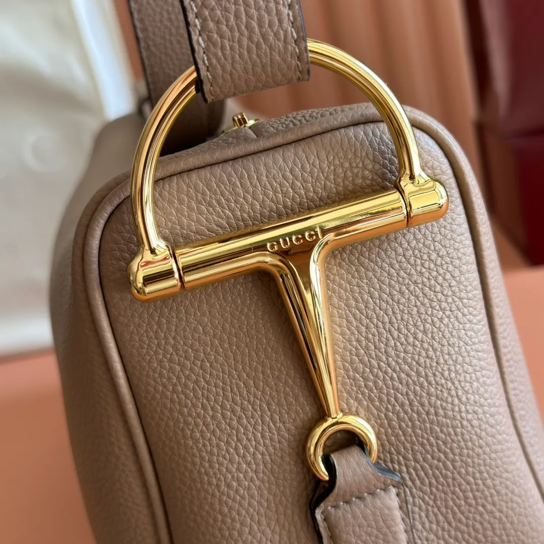 p1340💋💋💋【With full set of original counter packaging】The Gucci Half Horsebit series is newly presented, reinterpreting one of the brand's most iconic elements in a modern style. The collection cleverly combines relaxed silhouettes with the iconic half-horsebit hardware, which gives rise to its name. Brown grained soft leather Gold-tone hardware Brown cotton and linen blend lining Half horsebit closure Interior: One open pocket Adjustable cowhide leather shoulder strap (height: 33cm - 38cm) Zip closure Ident number: 862530. Dimensions: 38cm (W) x 20cm (H) x 15cm (D) Weight: Approx. 0.95kg Colour: Taupe/Full Leather.
