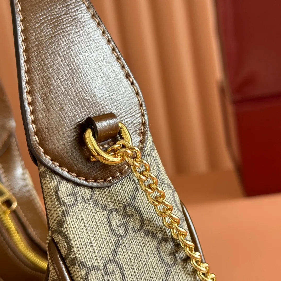 p1020. 📣📣📣【Original leather accessories🌈 Equipped with full counter packaging】🔥🔥This mini handbag adopts a crescent shape and is made of GGSupreme canvas, exuding a rich retro style. Each series of the brand is obsessed with exploring different eras and eras. Retro elements are combined with archive designs or fashion details to present new designs that transcend the limitations of time and space. This mini accessory reflects the brand's obsession with the past. The material is made of counter-quality PVC waterproof fabric and imported cowhide, and matches the genuine copper hardware on the market. Model: 726843 Size: 22x12.5x5cm Color: Brown