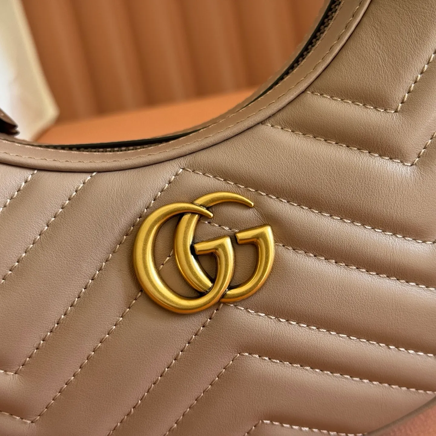 p1120. 📣📣📣【Original leather accessories🌈 Equipped with full counter packaging】🔥🔥This mini handbag adopts a crescent-shaped outline and textured black leather material, exuding a strong retro style. Retro elements are combined with archival designs or fashionable details to present a new design that transcends the limitations of time and space. The brand's deep fascination with its past is evident at every turn, and this compact accessory is no exception. Made of soft natural grained cowhide from the counter and high-end smooth shiny bronze hardware from the market. Model: 699514 Size: 21x11x5cm Color: Milk Tea