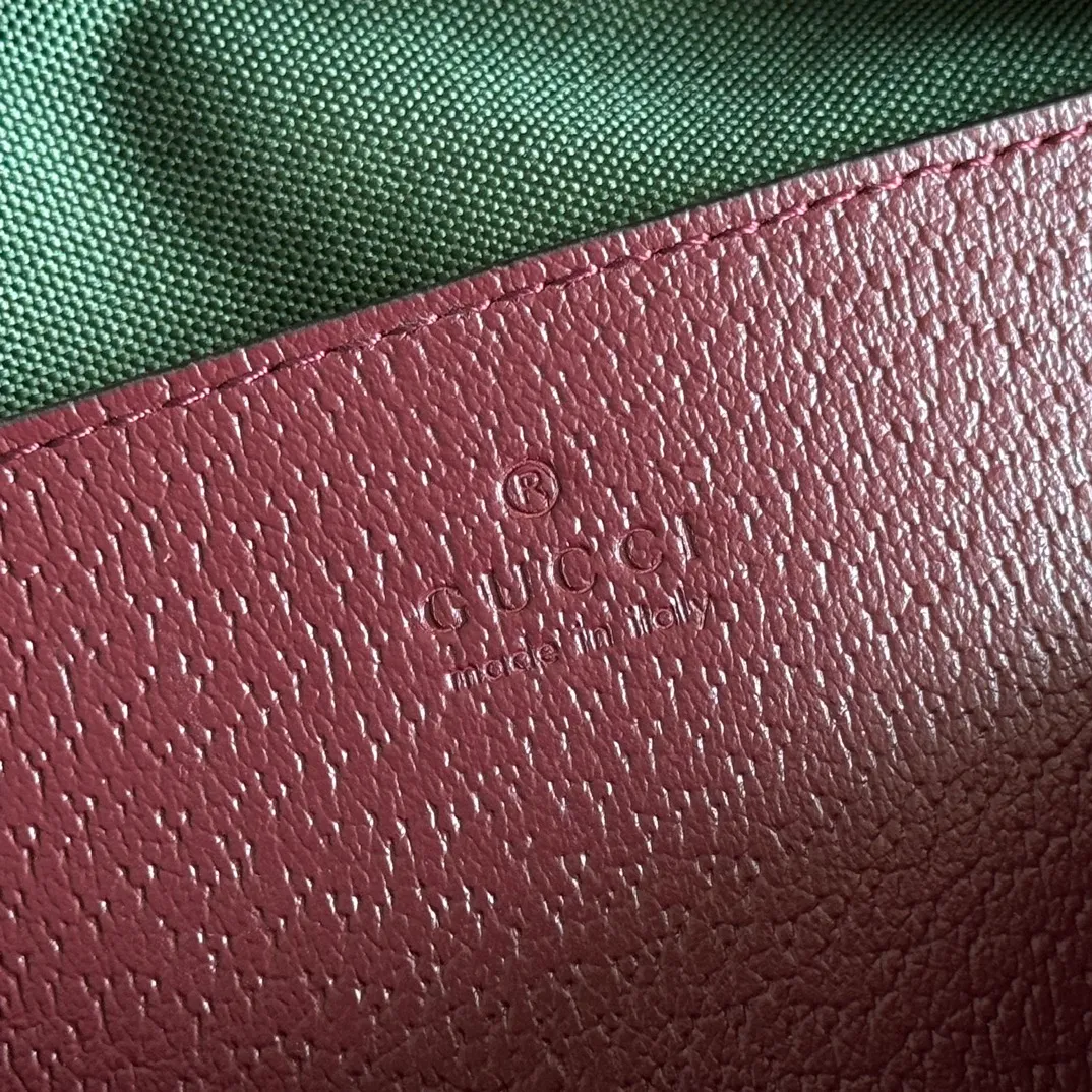 p1000. 💋💋💋"With full set of original counter packaging" [New Product] The Ophidia series dazzlingly presents novel silhouettes and functions. It is ingeniously interpreted in iconic beige and brown colors to create an innovative bag with soft texture. Beige and dark brown GG canvas Brown leather trim Light gold tone hardware Green cotton lining Double G webbing Interior: One open pocket Carry handles (10 cm height) Removable and adjustable leather shoulder strap (height: 45 cm - 56 cm; length: 100 cm - 115 cm) Zip closure Ident.: 841294. Dimensions: 21cm (width) x 13cm (height) x 11cm (depth) Weight: approx. 0.5kg Color: Brown/PVC. Made in Italy