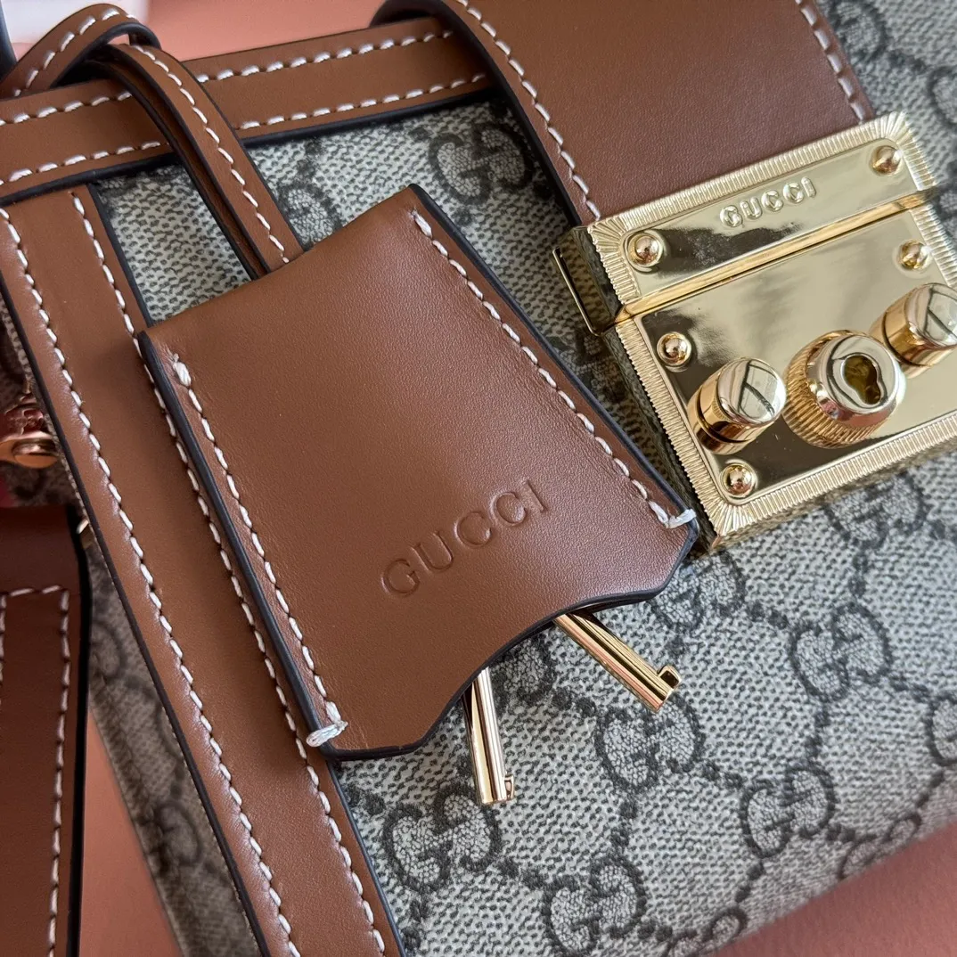 p1100. 💋💋💋"With full set of original counter packaging" [New product] Padlock series makes a stunning appearance in the 2025 early autumn series with modern silhouettes, unlocking multiple carrying methods. This style can be worn by hand or cross-body and has a web lining that pays homage to the brand's signature elements. Beige and dark brown GG monogram coated fabric Brown leather trim Light gold tone hardware Red and green web cotton lining Interior: One open pocket External: One open pocket Padlock closure with leather keychain Ident No.: 841653. Dimensions: 20cm (width) x 13.5cm (height) x 8cm (depth) Weight: approx. 0.6kg Color: Brown/PVC.