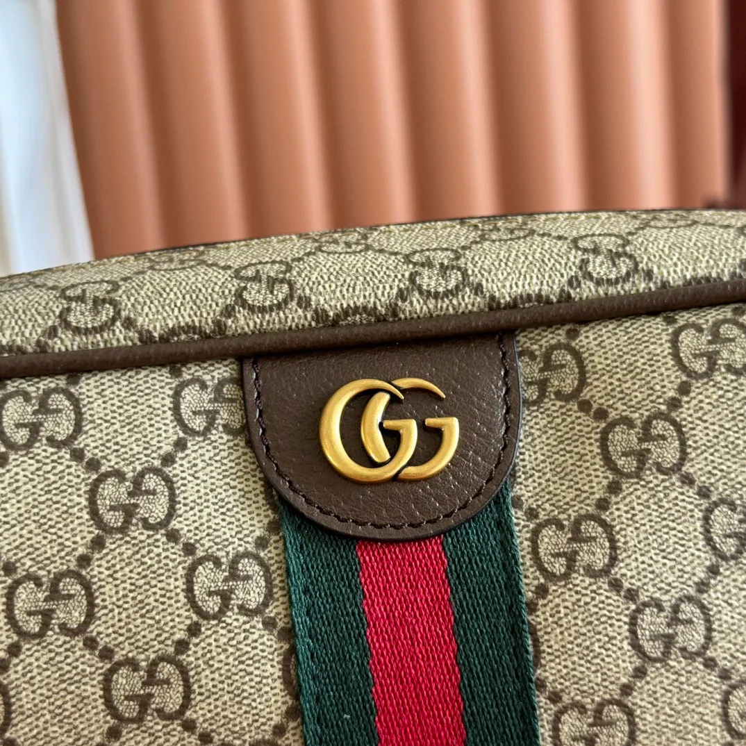 p1020💋💋💋"With full set of original counter packaging" [New Product] The Ophidia series combines beige and brown colors, with classic silhouettes and new functions, and is made of soft-touch fabrics. This cross-body bag is made of coated fabric with a GG monogram pattern and is intricately embellished with the Double G logo and webbing details. Beige and dark brown GG monogram coated fabric Dark brown leather trim Gold-tone hardware Dark green linen-cotton blend lining Double G Web detail Interior: One open pocket Adjustable canvas shoulder strap (height: 43 cm; length: 89 cm - 128 cm) Zip closure Ident.: 834468. Dimensions: 28.5cm (width) x 18cm (height) x 7.5cm (depth) Weight: approx. 0.74kg Color: Brown/PVC. Made in Italy