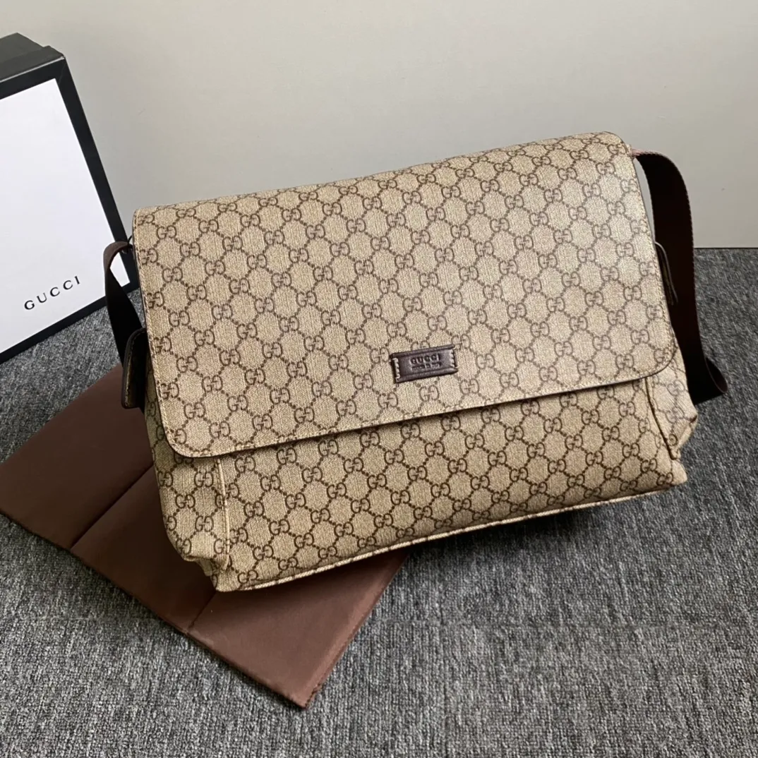 Actual shot #💰380 Model: 211131 Brown Size: 44×28×14cm GUCCI’s big fire mommy bag, also known as diaper bag, has a large capacity and has side pockets on both sides to accommodate water bottles. The large flip-top design is very convenient and comes with a folding pad. Unisex style! Made of imported fabrics and brown leather, adjustable shoulder straps