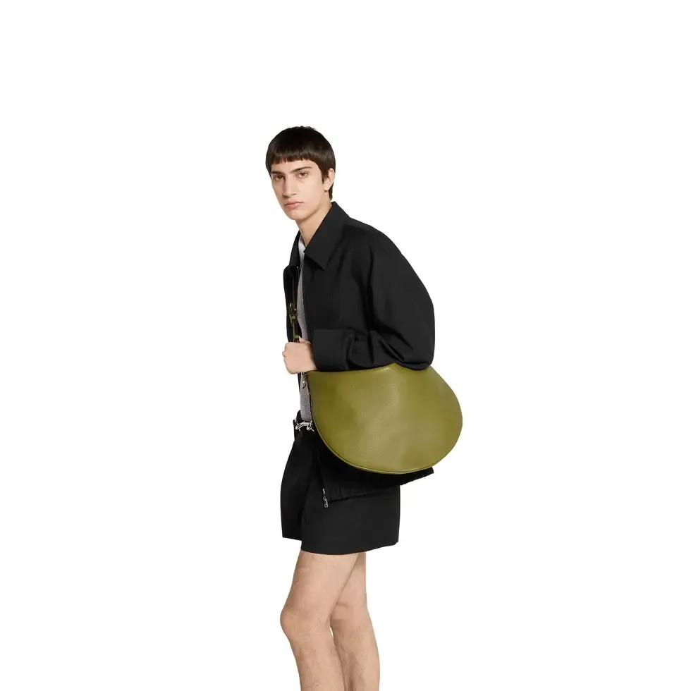 💕💕The 2025 spring and summer series wonderfully presents new handbags. This Gucci Body double-lock shoulder bag is presented in a new size and reproduces the brand's archive design. Crafted from olive-green grained leather, this style is embossed with Gucci's printed embossed logo and has a D-ring for attaching detachable items. Olive green grained leather Additional D-ring for attaching removable items Beige cotton and linen lining Interior: One zip pocket, one leather open pocket and one D-ring Removable and adjustable shoulder strap (30 cm high); length adjustable between 77 cm and 87 cm Zip closure Ident.: 800194. Dimensions: 39 cm (length) x 50 cm (width) x 3 cm (thickness) Weight: approximately 1.25 kg Color: olive green full leather/original leather. Made in Italy