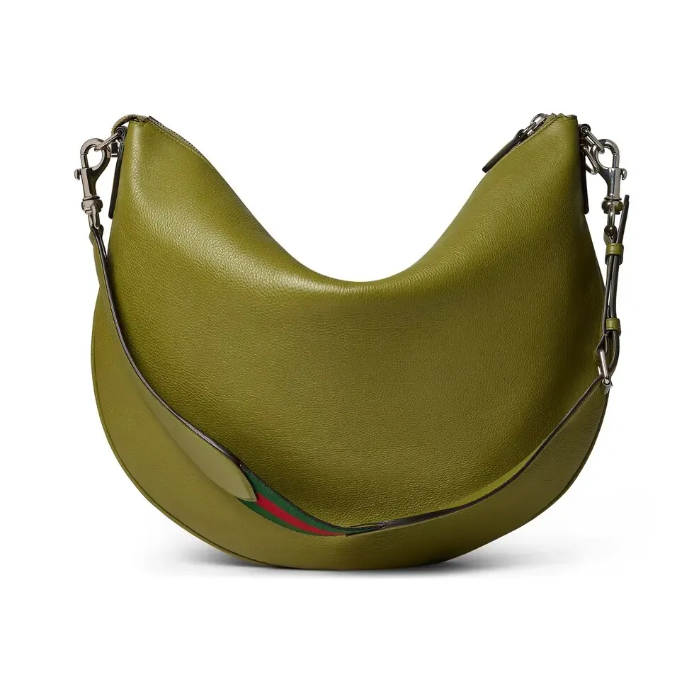 💕💕The 2025 spring and summer series wonderfully presents new handbags. This Gucci Body double-lock shoulder bag is presented in a new size and reproduces the brand's archive design. Crafted from olive-green grained leather, this style is embossed with Gucci's printed embossed logo and has a D-ring for attaching detachable items. Olive green grained leather Additional D-ring for attaching removable items Beige cotton and linen lining Interior: One zip pocket, one leather open pocket and one D-ring Removable and adjustable shoulder strap (30 cm high); length adjustable between 77 cm and 87 cm Zip closure Ident.: 800194. Dimensions: 39 cm (length) x 50 cm (width) x 3 cm (thickness) Weight: approximately 1.25 kg Color: olive green full leather/original leather. Made in Italy