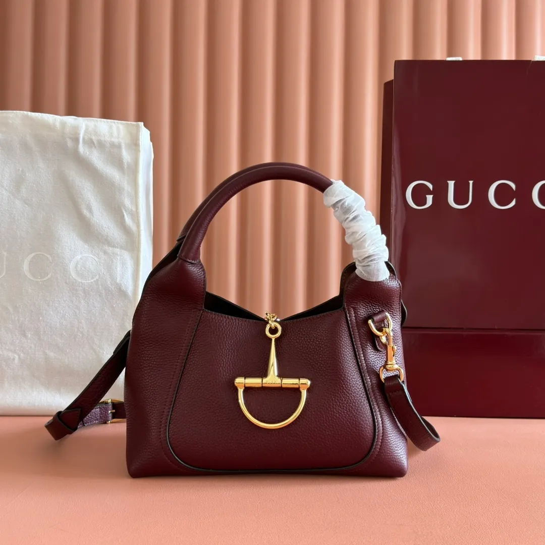 p1320. 💋💋💋【Full set of packaging at the counter】This Gucci Softbit series shoulder bag is ingeniously integrated with the brand's classic equestrian style accessories in the shape of a large half-horse bit. Black grained calf leather Light gold tone hardware Brown microfiber lining Half horsebit closure Holds iPhone Pro Max/Plus, Airpods, long wallet and lipstick Handle height: 15 cm Magnetic closure Model number: 837333. Dimensions: 27.5cm (width) x 21cm (height) x 16cm (depth) Weight: approx. 0.6kg Color: Encore red full leather/original leather. Made in Italy