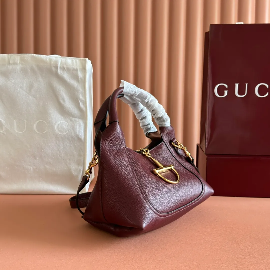 p1320. 💋💋💋【Full set of packaging at the counter】This Gucci Softbit series shoulder bag is ingeniously integrated with the brand's classic equestrian style accessories in the shape of a large half-horse bit. Black grained calf leather Light gold tone hardware Brown microfiber lining Half horsebit closure Holds iPhone Pro Max/Plus, Airpods, long wallet and lipstick Handle height: 15 cm Magnetic closure Model number: 837333. Dimensions: 27.5cm (width) x 21cm (height) x 16cm (depth) Weight: approx. 0.6kg Color: Encore red full leather/original leather. Made in Italy