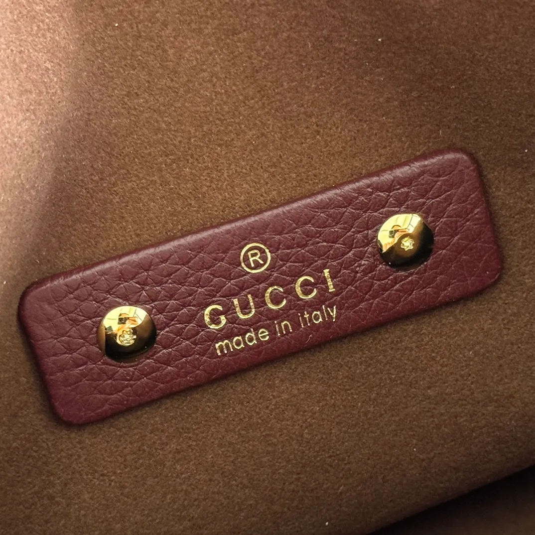 p1320. 💋💋💋【Full set of packaging at the counter】This Gucci Softbit series shoulder bag is ingeniously integrated with the brand's classic equestrian style accessories in the shape of a large half-horse bit. Black grained calf leather Light gold tone hardware Brown microfiber lining Half horsebit closure Holds iPhone Pro Max/Plus, Airpods, long wallet and lipstick Handle height: 15 cm Magnetic closure Model number: 837333. Dimensions: 27.5cm (width) x 21cm (height) x 16cm (depth) Weight: approx. 0.6kg Color: Encore red full leather/original leather. Made in Italy