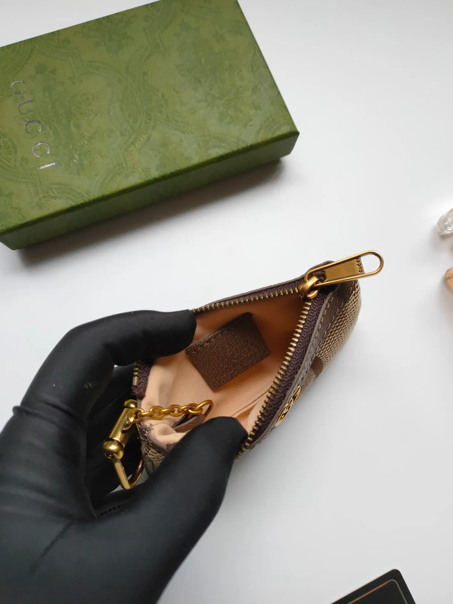 ￥130 GUCCI’s new small coin purse ~ lipstick bag! Made of imported cowhide and PVC! Paired with exquisite original factory hardware! Flexible and unique hook buckle, small and exquisite, with great effect. Model: 671722, size: 12x7.5x1.5cm.