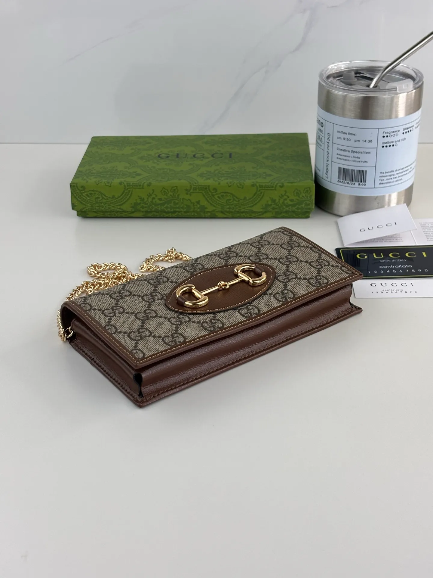 💰180 GUCCl Gucci has newly launched this 1955 horsebit card holder made of GG Supreme high-grade artificial canvas and brown leather. This series adopts the double ring and long strip design that are in the same line as the handbag. This detail is inspired by the brand’s equestrian roots. It is one of Gucci’s classic heritage and one of the brand’s most representative symbolic elements. Style No.: 621892 Size: 19cm x 10cm x 3cm Color: Brown