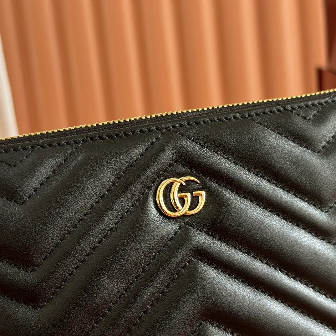 p980💋💋💋"With full set of original counter packaging" [New Product] The brand's iconic GG Marmont series launches a variety of modern fashion bags. This chain wallet is embellished with the brand's archive logo, which debuted in the 1970s. Black quilted V-shaped calfskin Leather Light gold tone hardware Black taffeta lining Double G Interior: One zip pocket and six card compartments Adjustable chain shoulder strap (26 cm high) Zip closure Ident No.: 837742. Dimensions: 21cm (width) x 15cm (height) x 3.5cm (depth) Weight: approx. 269g Color: black full leather. Made in Italy