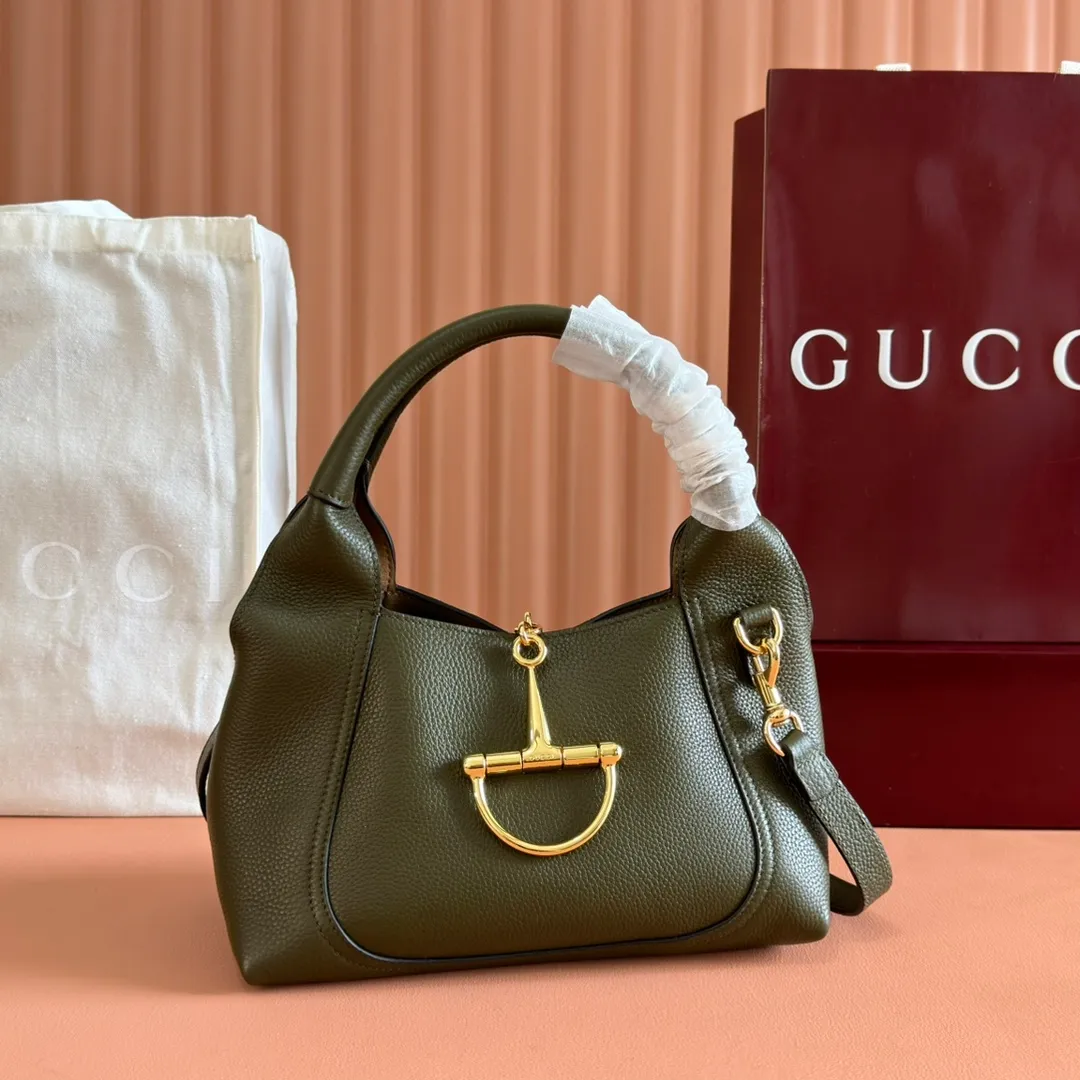 p1320. 💋💋💋【Full set of packaging at the counter】This Gucci Softbit series shoulder bag is ingeniously integrated with the brand's classic equestrian style accessories in the shape of a large half-horse bit. Black grained calf leather Light gold tone hardware Brown microfiber lining Half horsebit closure Holds iPhone Pro Max/Plus, Airpods, long wallet and lipstick Handle height: 15 cm Magnetic closure Model number: 837333. Dimensions: 27.5cm (width) x 21cm (height) x 16cm (depth) Weight: about 0.6kg Color: green full leather/original leather. Made in Italy