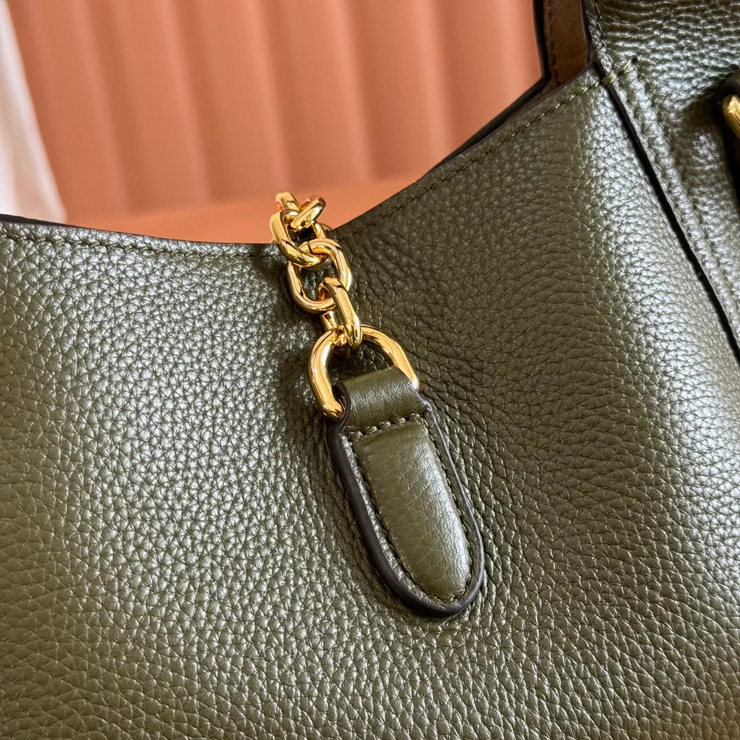 p1320. 💋💋💋【Full set of packaging at the counter】This Gucci Softbit series shoulder bag is ingeniously integrated with the brand's classic equestrian style accessories in the shape of a large half-horse bit. Black grained calf leather Light gold tone hardware Brown microfiber lining Half horsebit closure Holds iPhone Pro Max/Plus, Airpods, long wallet and lipstick Handle height: 15 cm Magnetic closure Model number: 837333. Dimensions: 27.5cm (width) x 21cm (height) x 16cm (depth) Weight: about 0.6kg Color: green full leather/original leather. Made in Italy