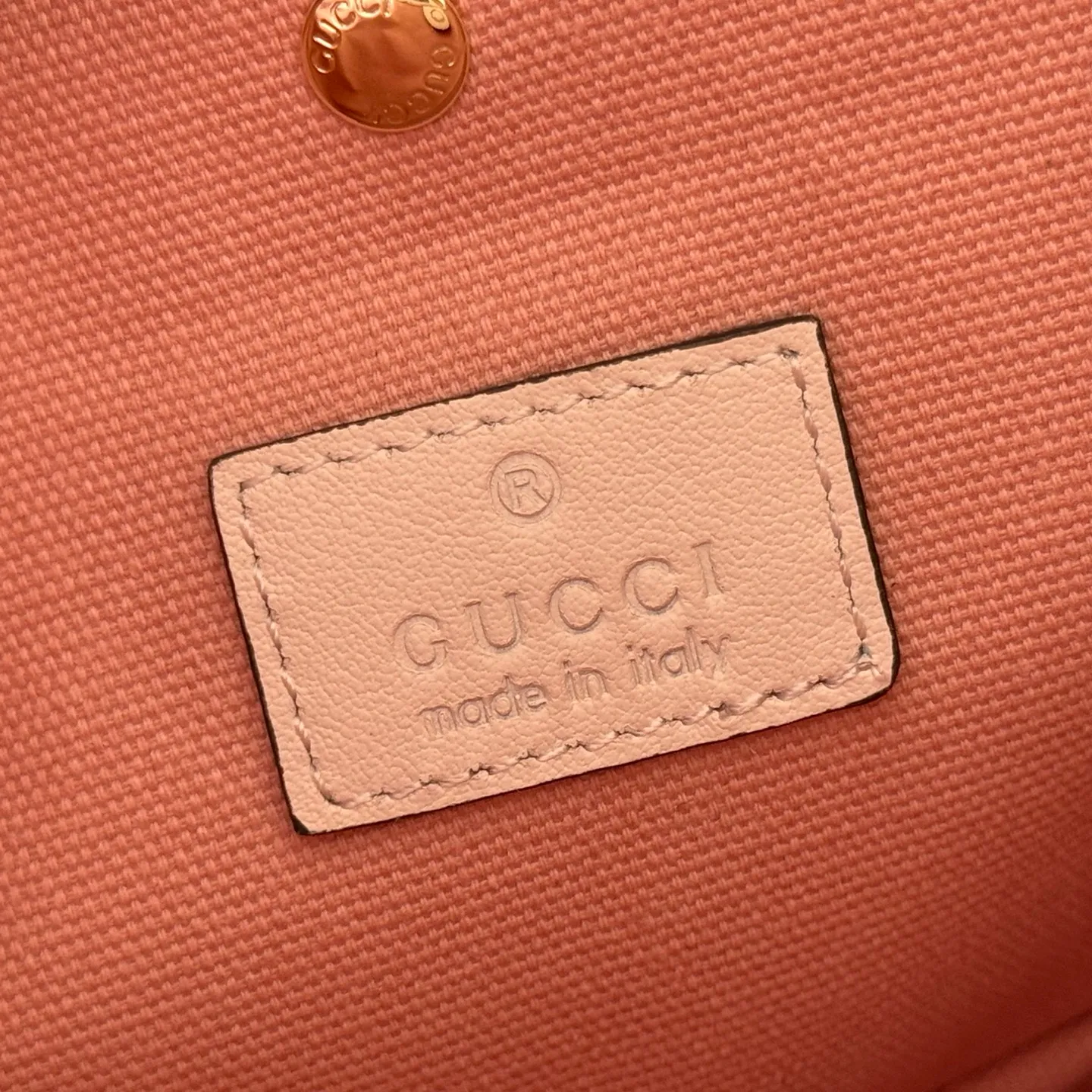 p1140. 💋💋💋【With full set of original counter packaging】GG Emblem series reinterprets the brand's timeless elegance and exquisite craftsmanship. Lined in webbed cotton, this bucket bag features an internal compartment for added functionality. Apricot pink GG printed embossed calf leather Light gold tone hardware Taupe cotton and linen lining Additional D-ring for attaching removable items Interior: two compartments and a central snap compartment Top handle with hook closure (height: 14 cm) Removable and adjustable calf leather shoulder strap (height: 52 cm - 57.5 cm; length: 107 cm - 114 cm) Magnetic snap closure Ident No.: 815118. Dimensions: 19cm (W) x 18cm (H) x 11cm (D) Weight: Approx. 0.45kg Color: Apricot Pink/Embossed. Made in Italy