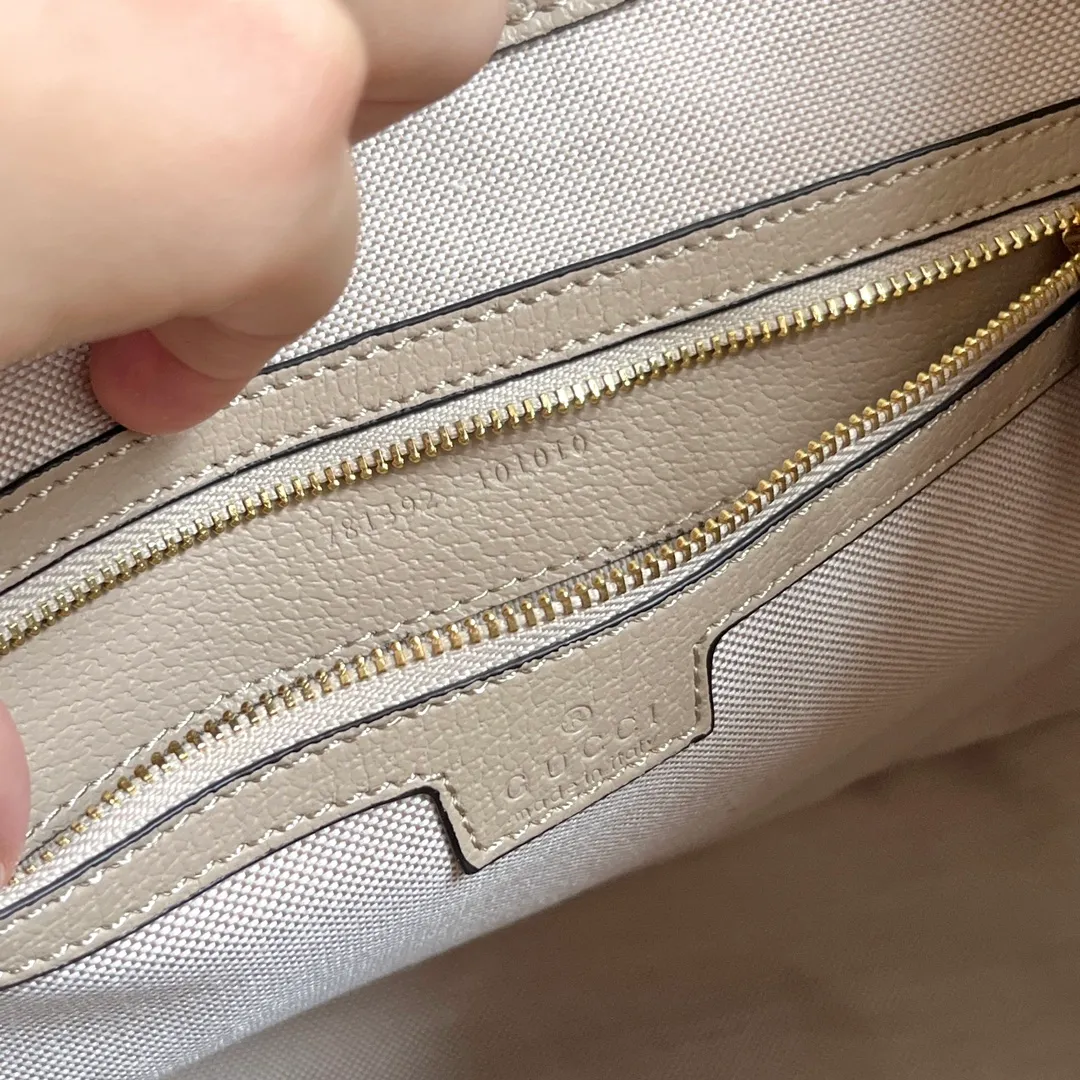 Actual shot #💰300 Model 781392 Large Size 34/32/17cm Gucci Ophidia hobo underarm bag Today’s aura is given by hobo! ! ! This bag really blends into daily life, casual and fashionable. The bag has a large capacity but is light and compact, which can be very suitable for daily outings. The shoulder straps are longer than ordinary armpit bags and can be adjusted. I fell in love at first sight and can be used fashionably at the same time!