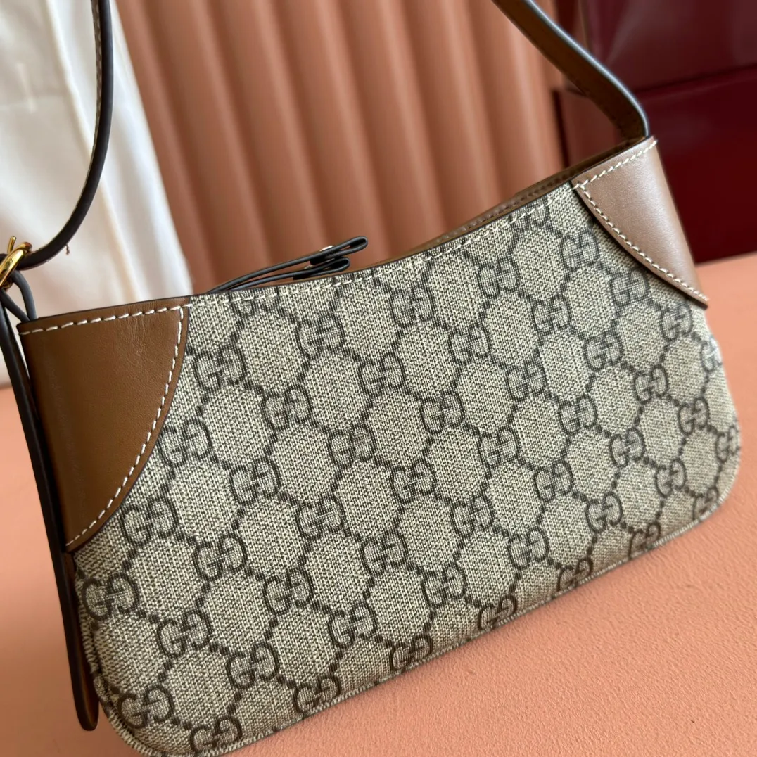 p800. 💋💋💋【Configured with full package at counter】The GG Emblem series reinterprets the brand's timeless elegance and exquisite craftsmanship. This light pink shoulder bag is crafted from GG Monogram coated fabric. This piece is trimmed with leather piping and has a zip fastening. Light pink GG Monogram coated fabric Pink leather trim Web taffeta lining Adjustable shoulder strap (20 cm high) Zipper fastening with leather zip puller Model: 820696. Size: 19-23 cm (width) x 13 cm (height) x 2 cm (depth) Weight: about 150 grams Color: brown pvc/original leather. Made in Italy