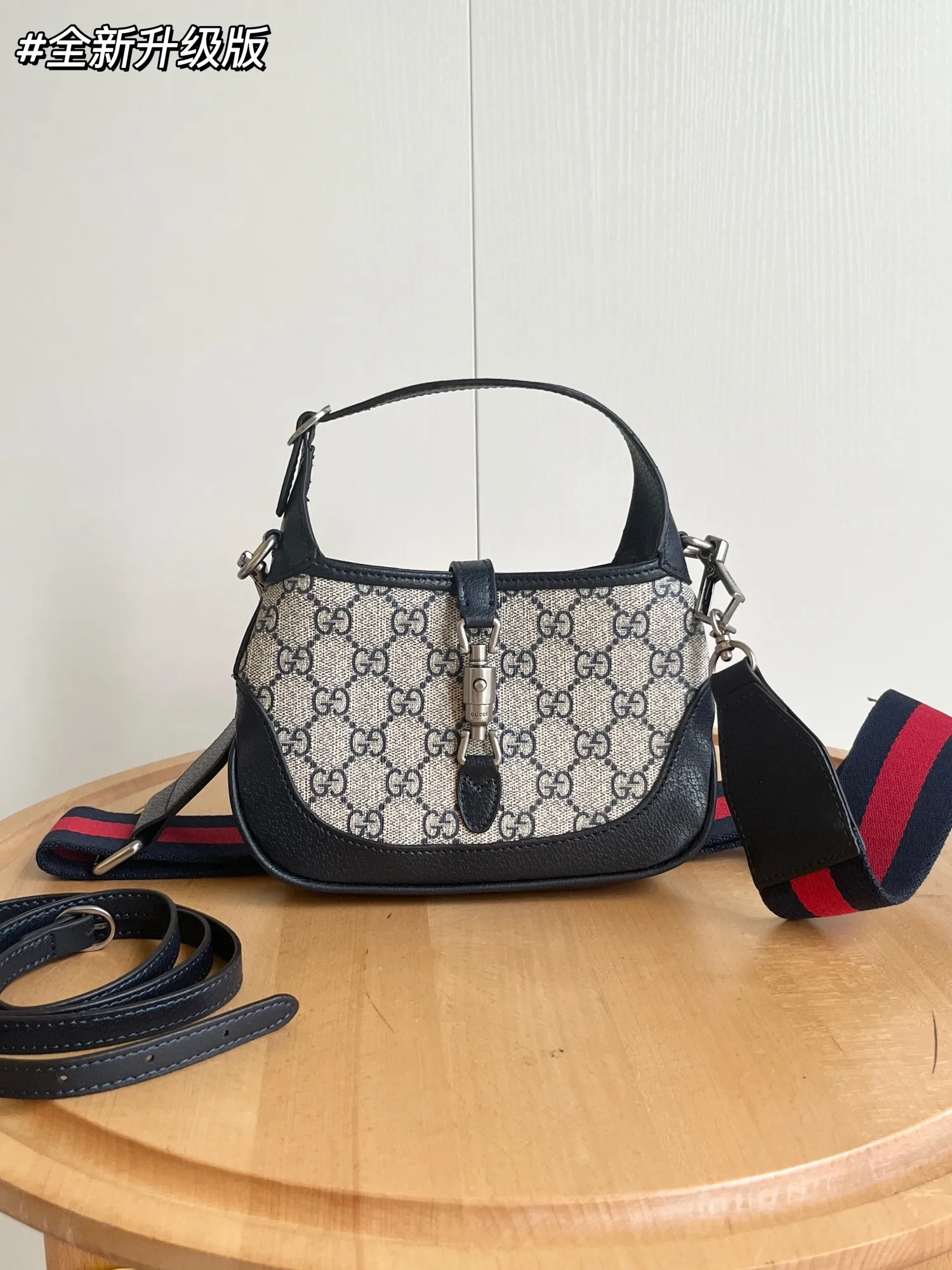 Actual shot #💰320 (double shoulder strap) Model: 685127 upgraded version Size: 19 x 13x 3cm.  Gucci UN3AG 1294 product details. Gucci's "Aria-Fashion Aria" series uses modern techniques to reinterpret classics. The Jackie 1961 series has launched a new rectangular tote bag with soft texture and flexible structure. The archive design is paired with logo details such as the all-over GG pattern and striped webbing, and exquisite accessories pay tribute to Gucci's heritage. This small bag is trimmed in black leather and features the collection's signature gold-toned push-lock hardware. Black and ivory GG denim jacquard. Black leather trim.