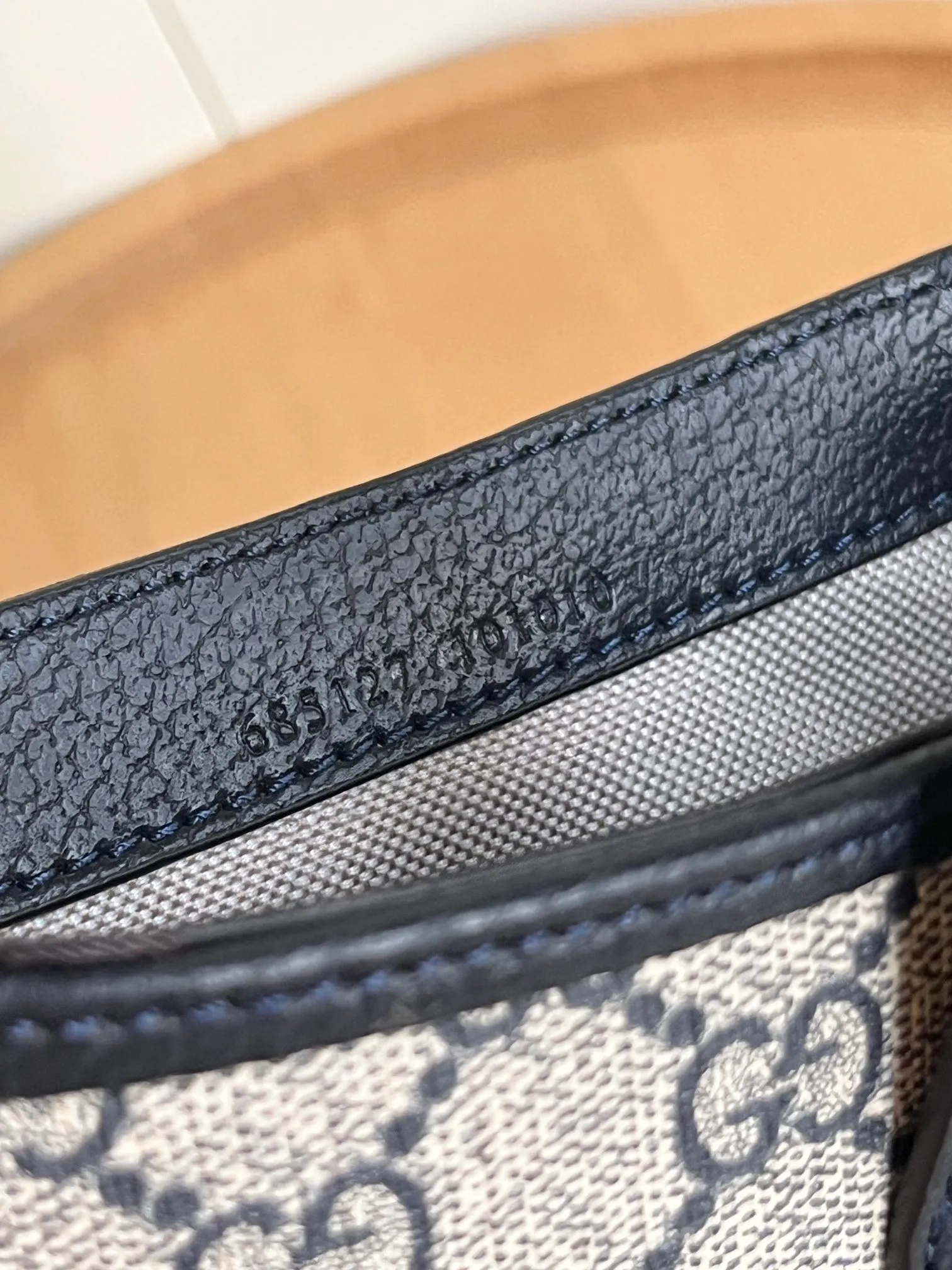 Actual shot #💰320 (double shoulder strap) Model: 685127 upgraded version Size: 19 x 13x 3cm.  Gucci UN3AG 1294 product details. Gucci's "Aria-Fashion Aria" series uses modern techniques to reinterpret classics. The Jackie 1961 series has launched a new rectangular tote bag with soft texture and flexible structure. The archive design is paired with logo details such as the all-over GG pattern and striped webbing, and exquisite accessories pay tribute to Gucci's heritage. This small bag is trimmed in black leather and features the collection's signature gold-toned push-lock hardware. Black and ivory GG denim jacquard. Black leather trim.