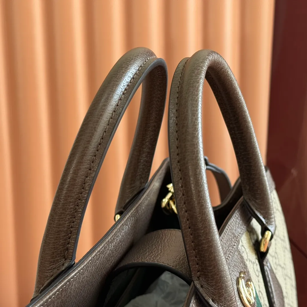 p1140. 💋💋💋"With full set of original counter packaging" [New Product] The Ophidia series dazzlingly presents novel silhouettes and functions. It is ingeniously interpreted in iconic beige and brown colors to create a new bag item with soft texture. Beige and dark brown GG canvas Brown leather piping Light gold tone hardware Green cotton lining Interior: One open pocket, one middle compartment with zipped pocket Carry handles (10cm high) Removable and adjustable leather shoulder strap (height: 50cm to 55cm; length: 108cm to 118cm) Model number: 836839 Dimensions: 33.5cm (W) x 25cm (H) x 14cm (D) Weight: about 0.95 kg Color: brown pvc. Made in Italy