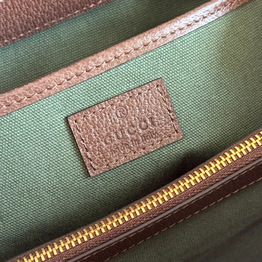 p1140. 💋💋💋"With full set of original counter packaging" [New Product] The Ophidia series dazzlingly presents novel silhouettes and functions. It is ingeniously interpreted in iconic beige and brown colors to create a new bag item with soft texture. Beige and dark brown GG canvas Brown leather piping Light gold tone hardware Green cotton lining Interior: One open pocket, one middle compartment with zipped pocket Carry handles (10cm high) Removable and adjustable leather shoulder strap (height: 50cm to 55cm; length: 108cm to 118cm) Model number: 836839 Dimensions: 33.5cm (W) x 25cm (H) x 14cm (D) Weight: about 0.95 kg Color: brown pvc. Made in Italy