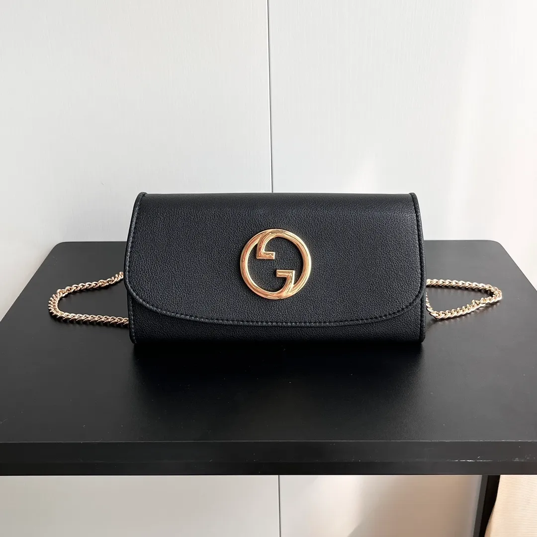 Actual shot #💰260 Model: 725215 Comes with box Size: 21x10.5cm I fell in love with Gucci Blondie at first sight. Second-hand bags have always been my favorite. They are super popular now, mainly because they are so beautiful! It can be worn as an armpit bag or as a cross-body carry. Depending on your mood, I find it very retro, fashionable and fascinating to carry it either way! Many colors to choose from, running quantity models