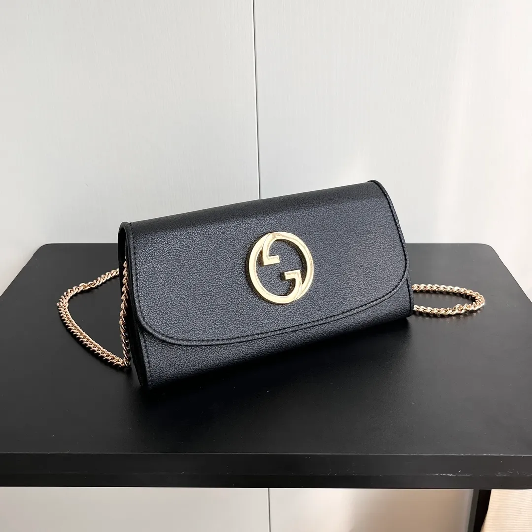 Actual shot #💰260 Model: 725215 Comes with box Size: 21x10.5cm I fell in love with Gucci Blondie at first sight. Second-hand bags have always been my favorite. They are super popular now, mainly because they are so beautiful! It can be worn as an armpit bag or as a cross-body carry. Depending on your mood, I find it very retro, fashionable and fascinating to carry it either way! Many colors to choose from, running quantity models