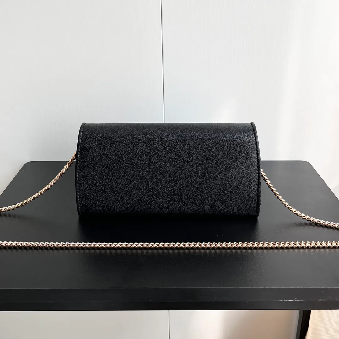 Actual shot #💰260 Model: 725215 Comes with box Size: 21x10.5cm I fell in love with Gucci Blondie at first sight. Second-hand bags have always been my favorite. They are super popular now, mainly because they are so beautiful! It can be worn as an armpit bag or as a cross-body carry. Depending on your mood, I find it very retro, fashionable and fascinating to carry it either way! Many colors to choose from, running quantity models