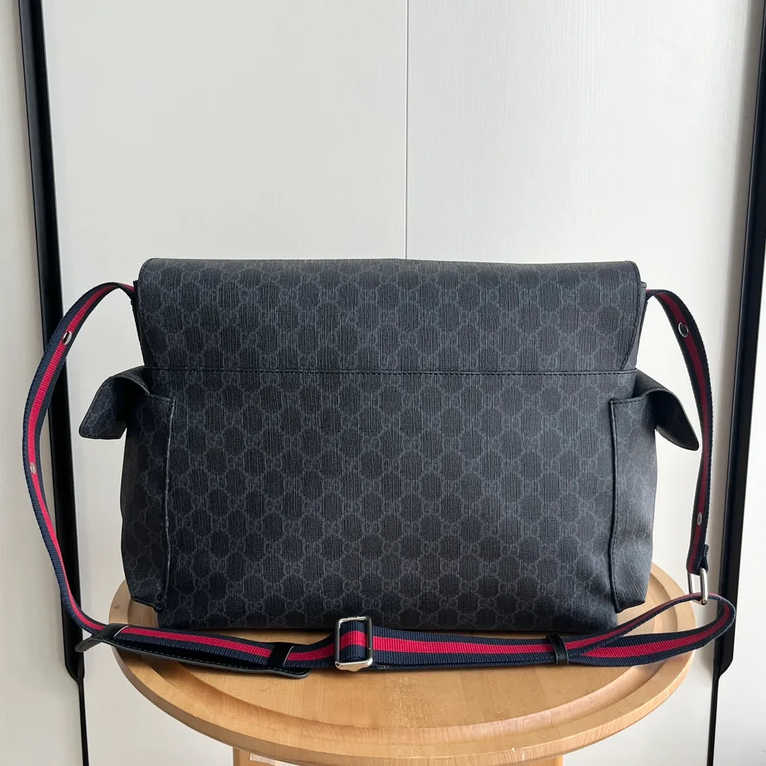 Actual shot #💰380 Model: 211131 black Size: 44×28×14cm GUCCI’s big fire mommy bag, also known as diaper bag, has a large capacity and has side pockets on both sides to hold water bottles. The large flip-top design is very convenient and comes with a folding pad. Unisex style! Made of imported fabrics and brown leather, adjustable shoulder straps